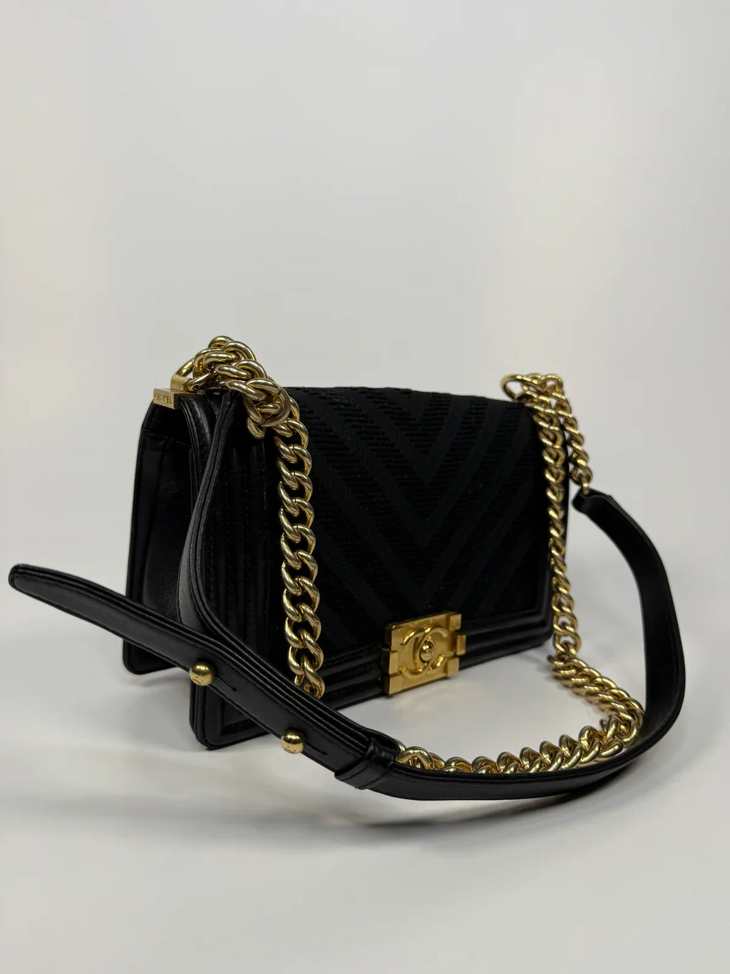 CHANEL BLACK CHEVRON FABRIC & LAMBSKIN LEATHER MEDIUM BOY BAG WITH GOLD HARDWARE