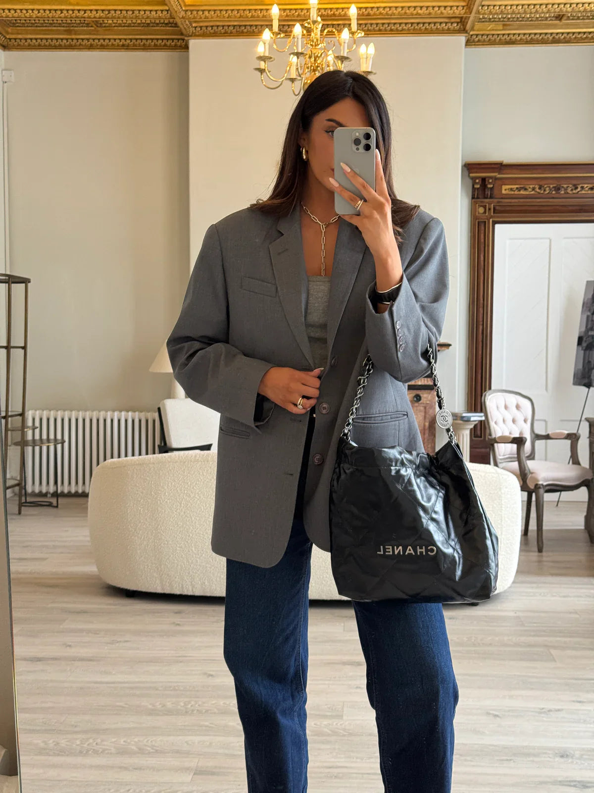 CHANEL 22 HANDBAG IN BLACK CALFSKIN LEATHER WITH SHW