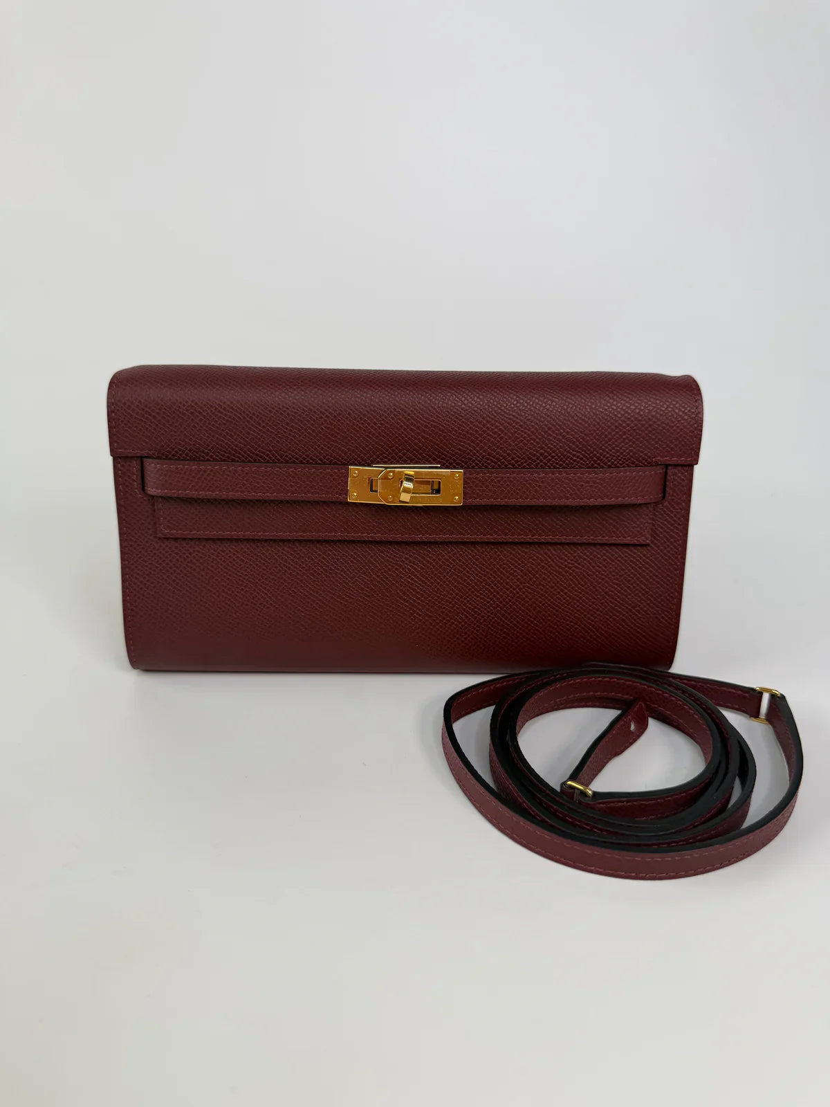 HERMÈS KELLY TO GO IN BURGUNDY EPSOM LEATHER WITH GOLD HARDWARE