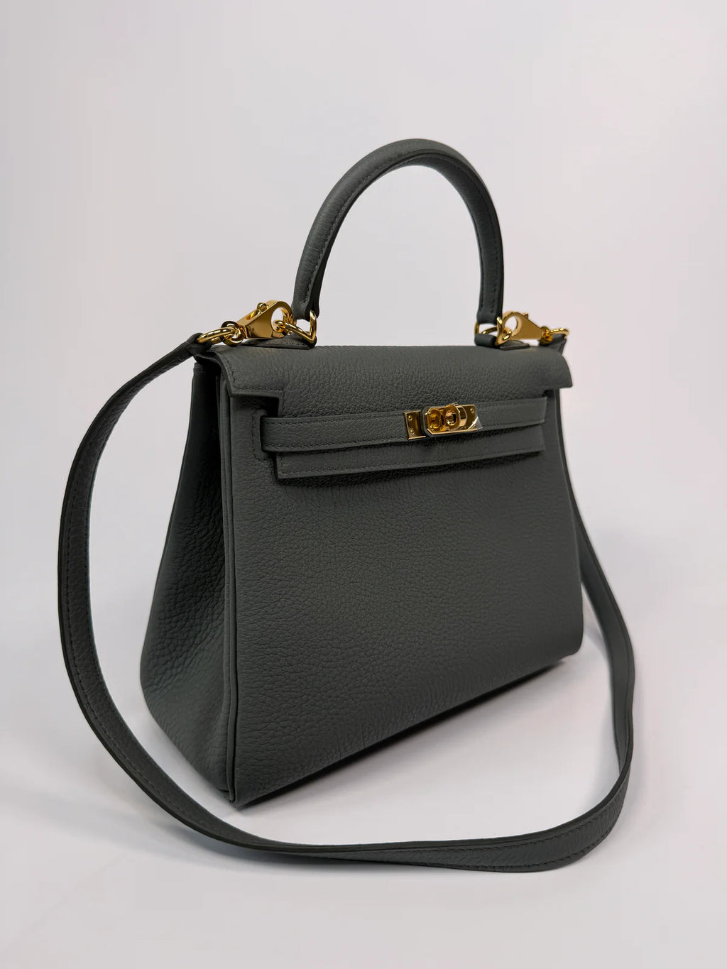 HERMÈS KELLY 25 IN VERT AMANDE TOGO LEATHER WITH GOLD HARDWARE