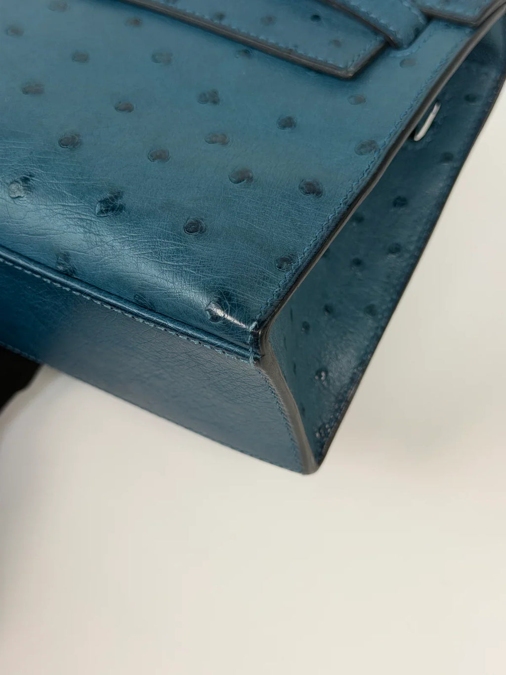 HERMÉS KELLY POCHETTE IN COLVERT OSTRICH WITH GOLD HARDWARE