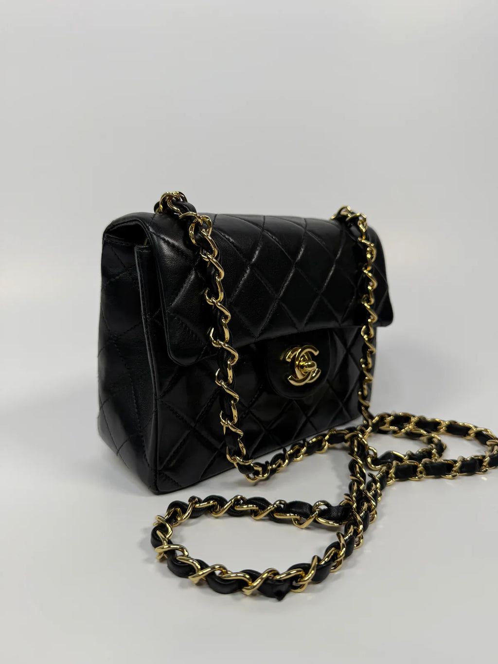 CHANEL BLACK SQUARE VINTAGE FLAP BAG IN LAMBSKIN WITH GOLD HARDWARE