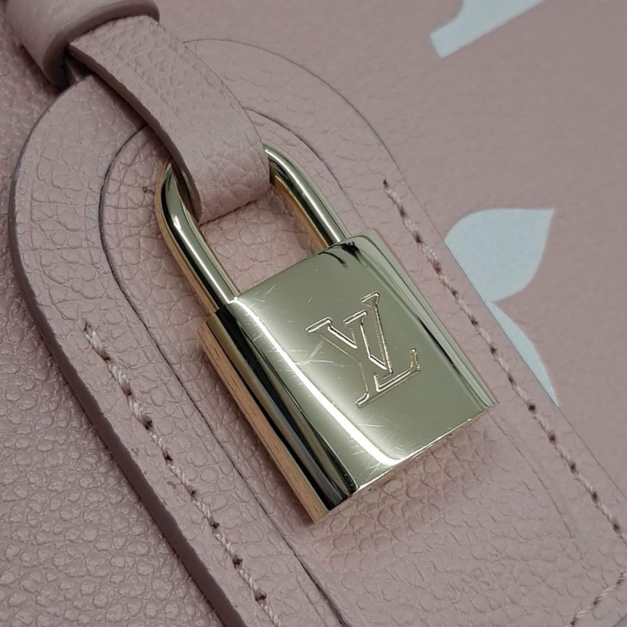 Louis Vuitton Pin Empreinte Petite Palais
