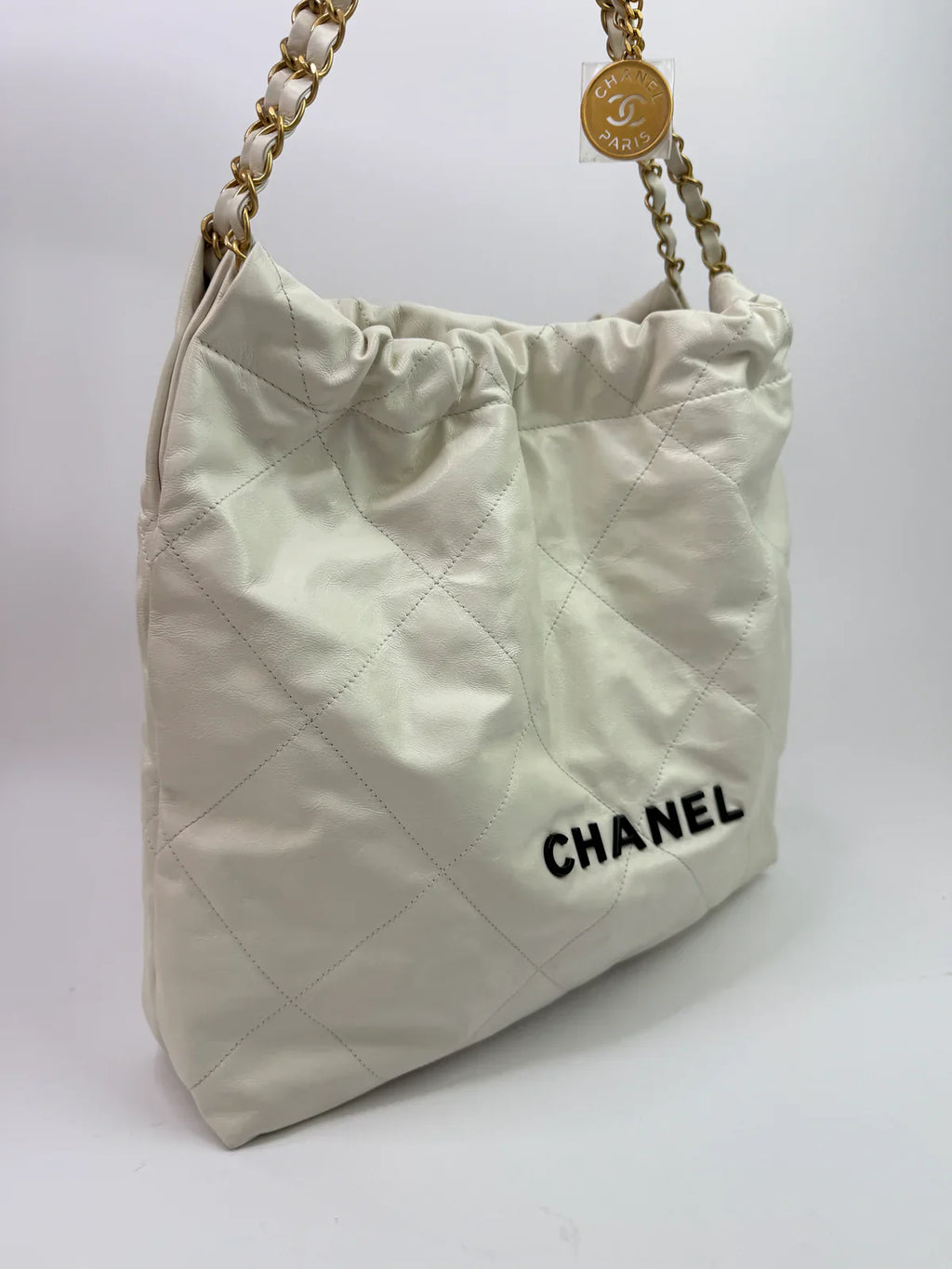 CHANEL 22 MEDIUM IN WHITE CALFSKIN LEATHER WITH GHW