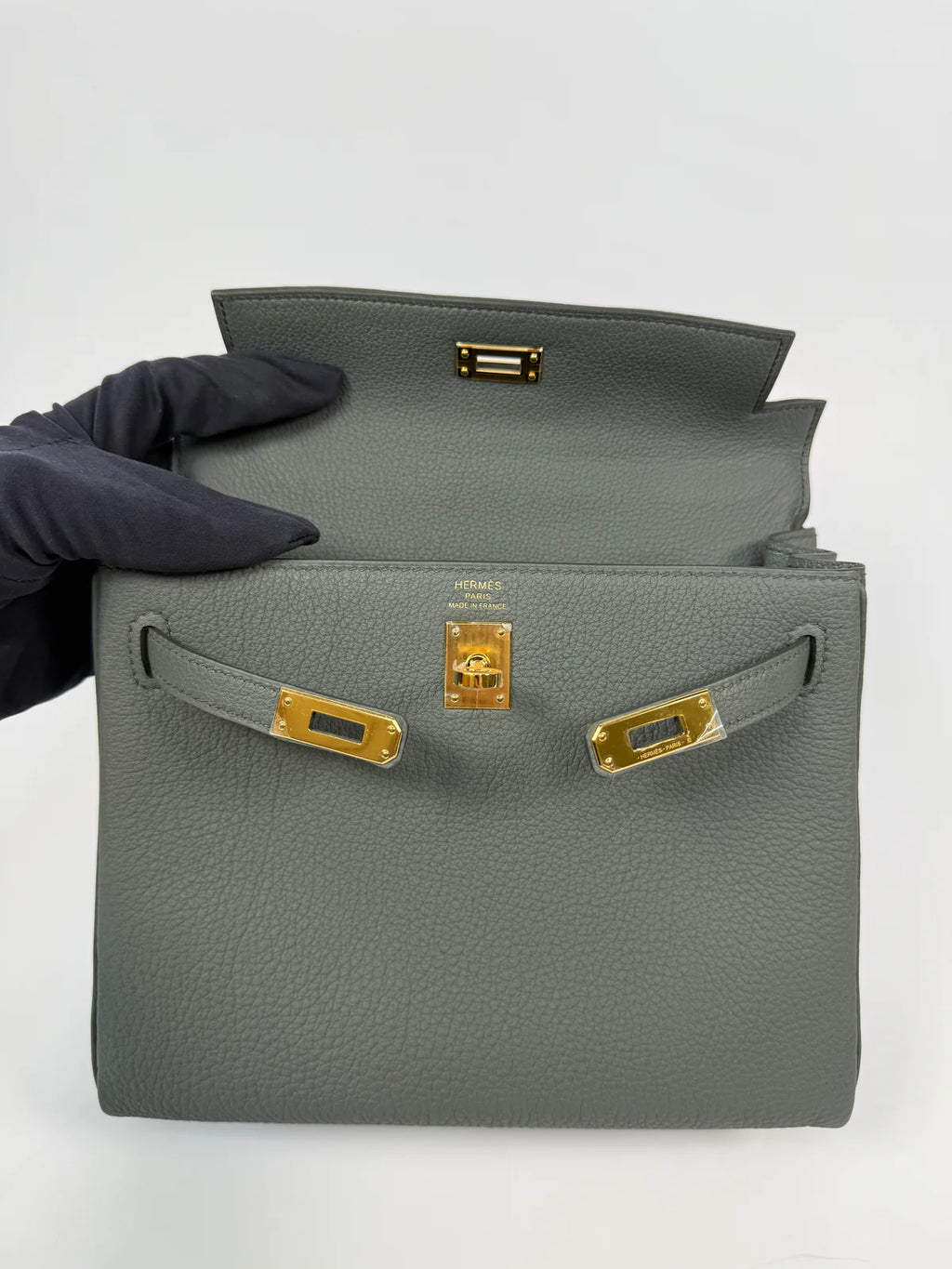 HERMÈS KELLY 25 IN VERT AMANDE TOGO LEATHER WITH GOLD HARDWARE