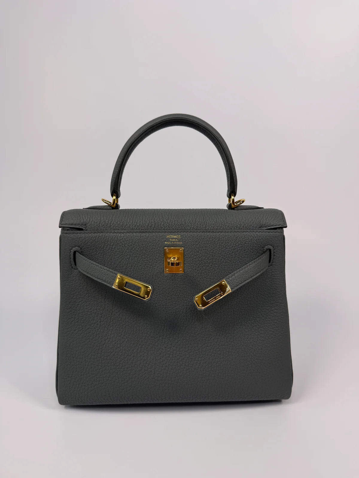 HERMÈS KELLY 25 IN VERT AMANDE TOGO LEATHER WITH GOLD HARDWARE