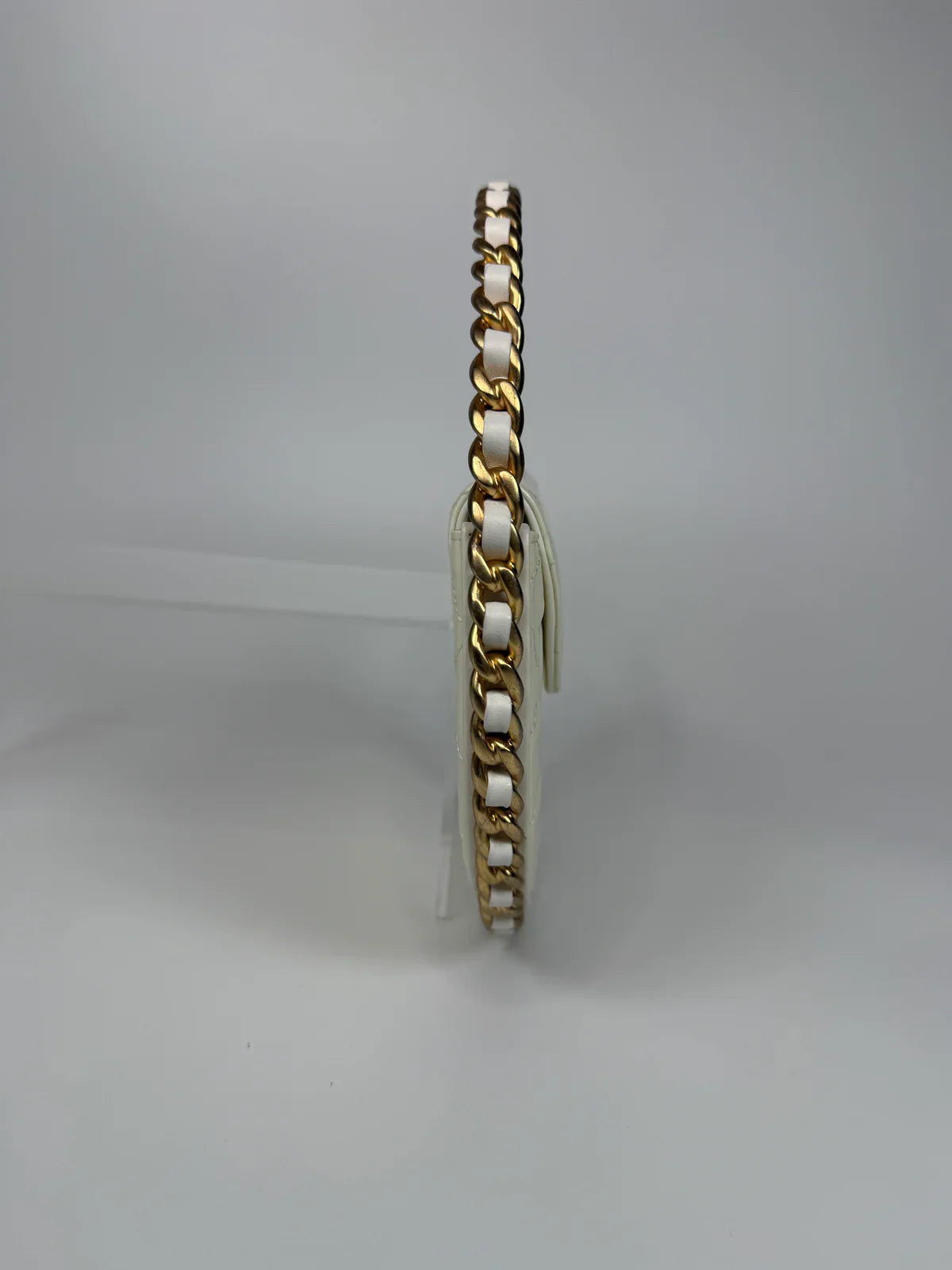 CHANEL WHITE QUILTED PATENT LEATHER CHAIN AROUND HOOP BAG