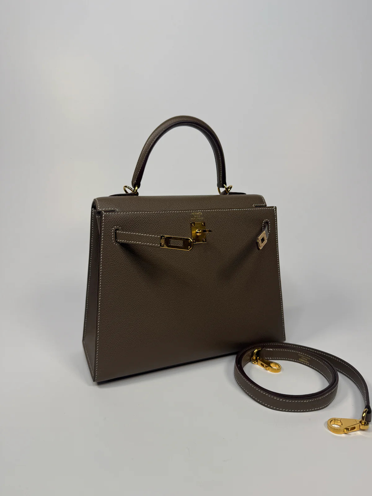 HERMÈS KELLY 25 SELLIER IN ETOUPE EPSOM LEATHER WITH GOLD HARDWARE