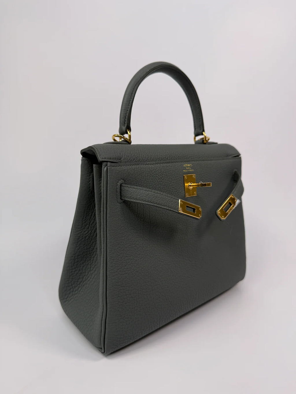HERMÈS KELLY 25 IN VERT AMANDE TOGO LEATHER WITH GOLD HARDWARE