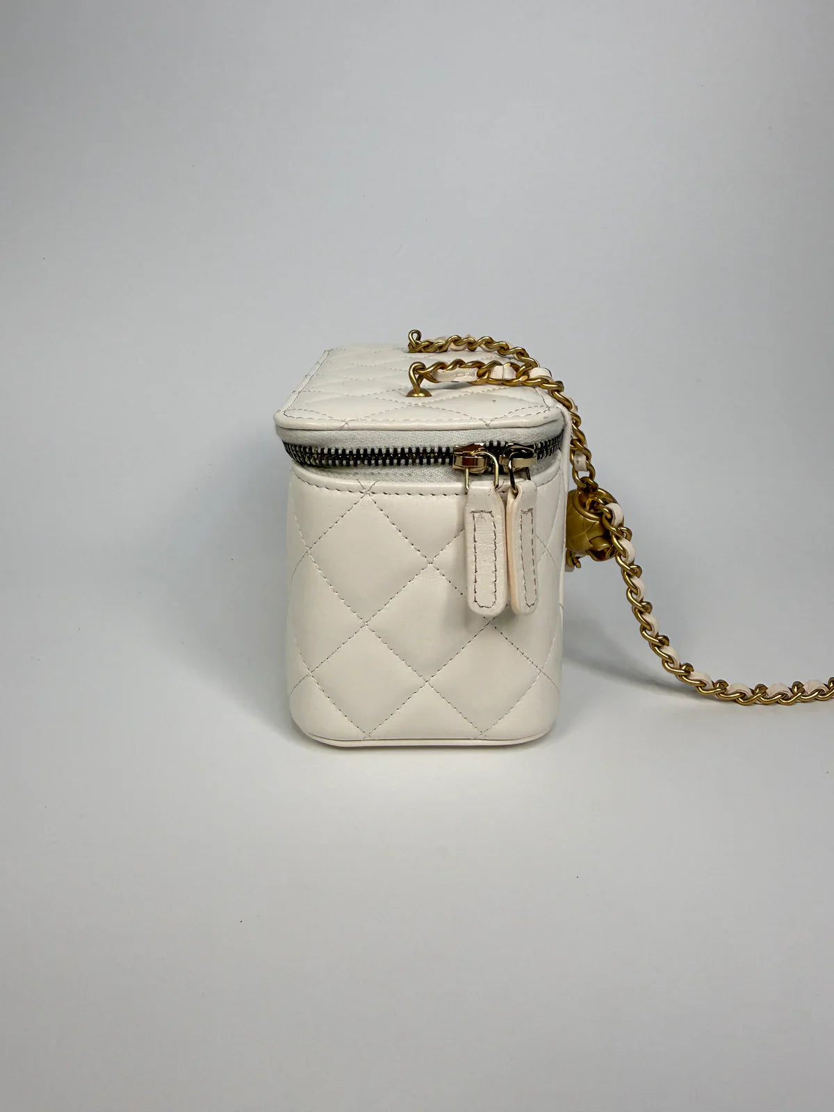 CHANEL QUILTED PEARL CRUSH MINI VANITY IN WHITE LAMBSKIN LEATHER WITH AGED GOLD HARDWARE
