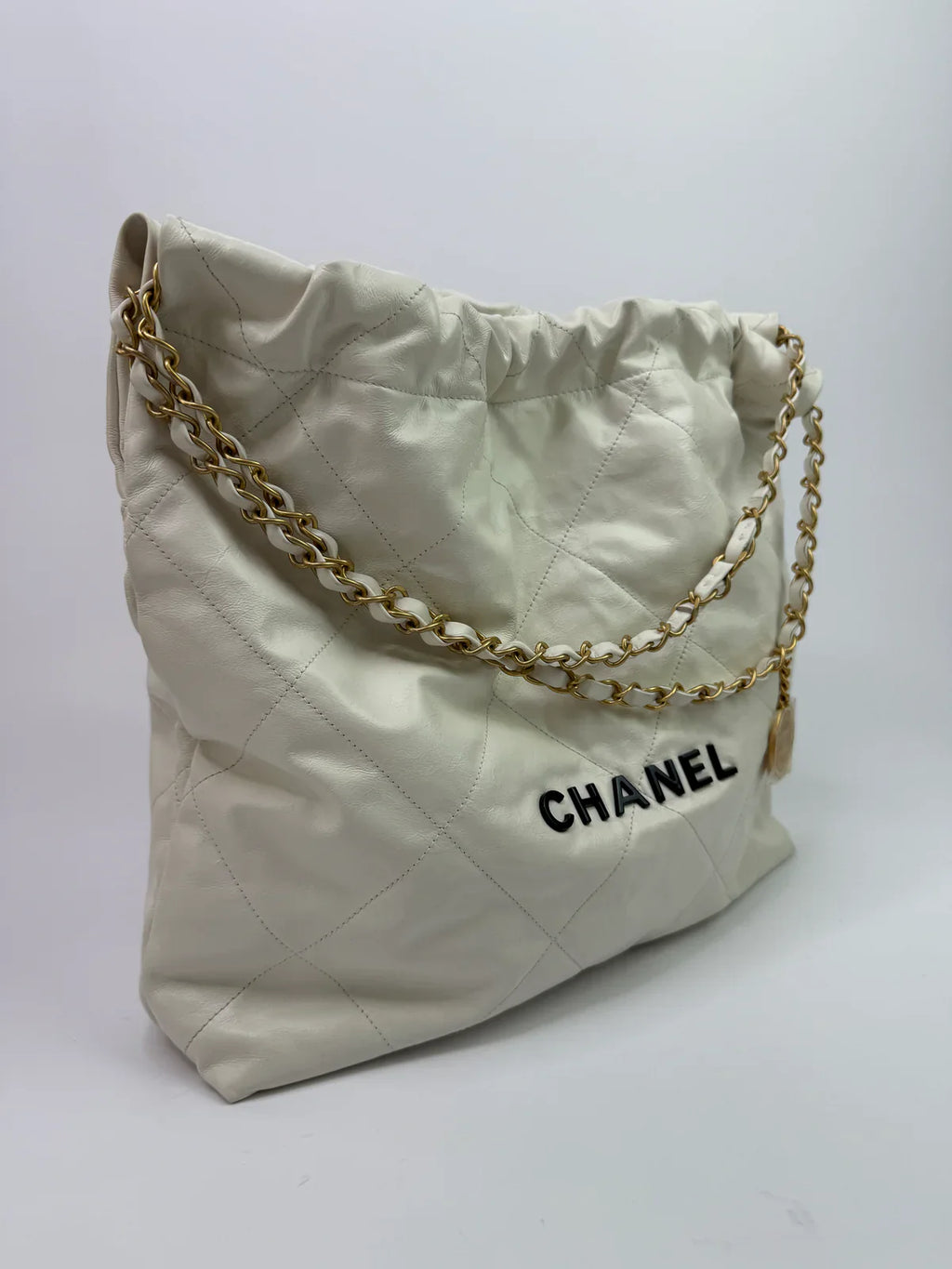 CHANEL 22 MEDIUM IN WHITE CALFSKIN LEATHER WITH GHW