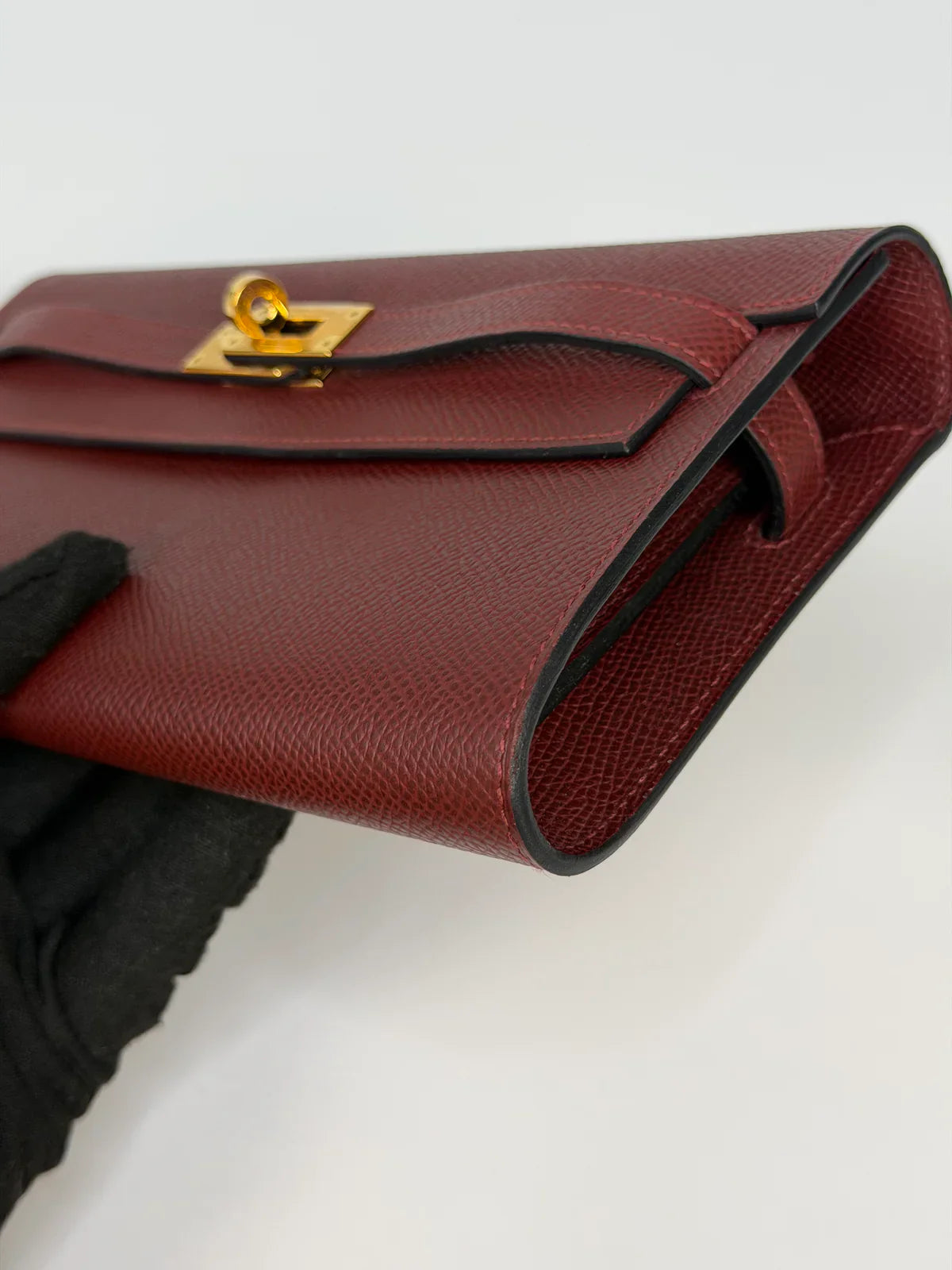 HERMÈS KELLY TO GO IN BURGUNDY EPSOM LEATHER WITH GOLD HARDWARE