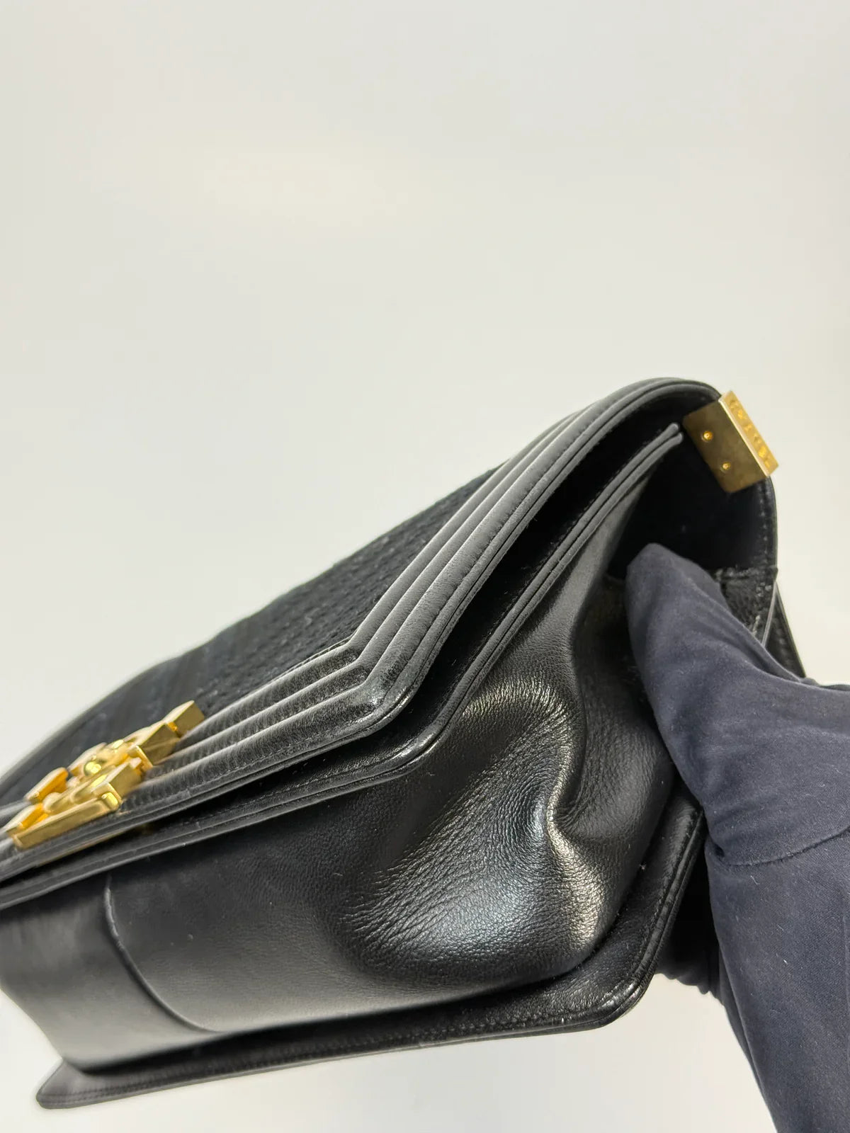 CHANEL BLACK CHEVRON FABRIC & LAMBSKIN LEATHER MEDIUM BOY BAG WITH GOLD HARDWARE