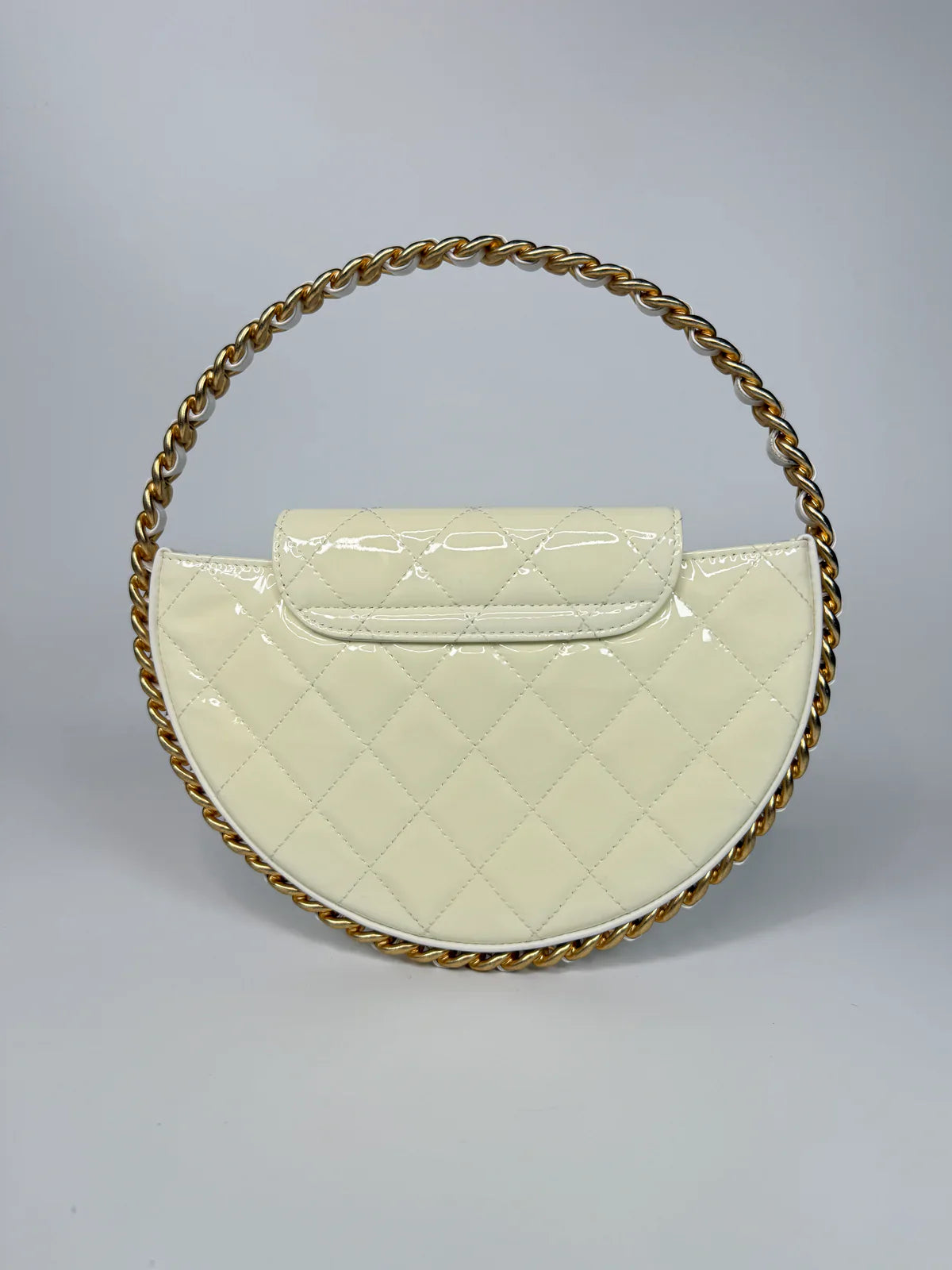 CHANEL WHITE QUILTED PATENT LEATHER CHAIN AROUND HOOP BAG