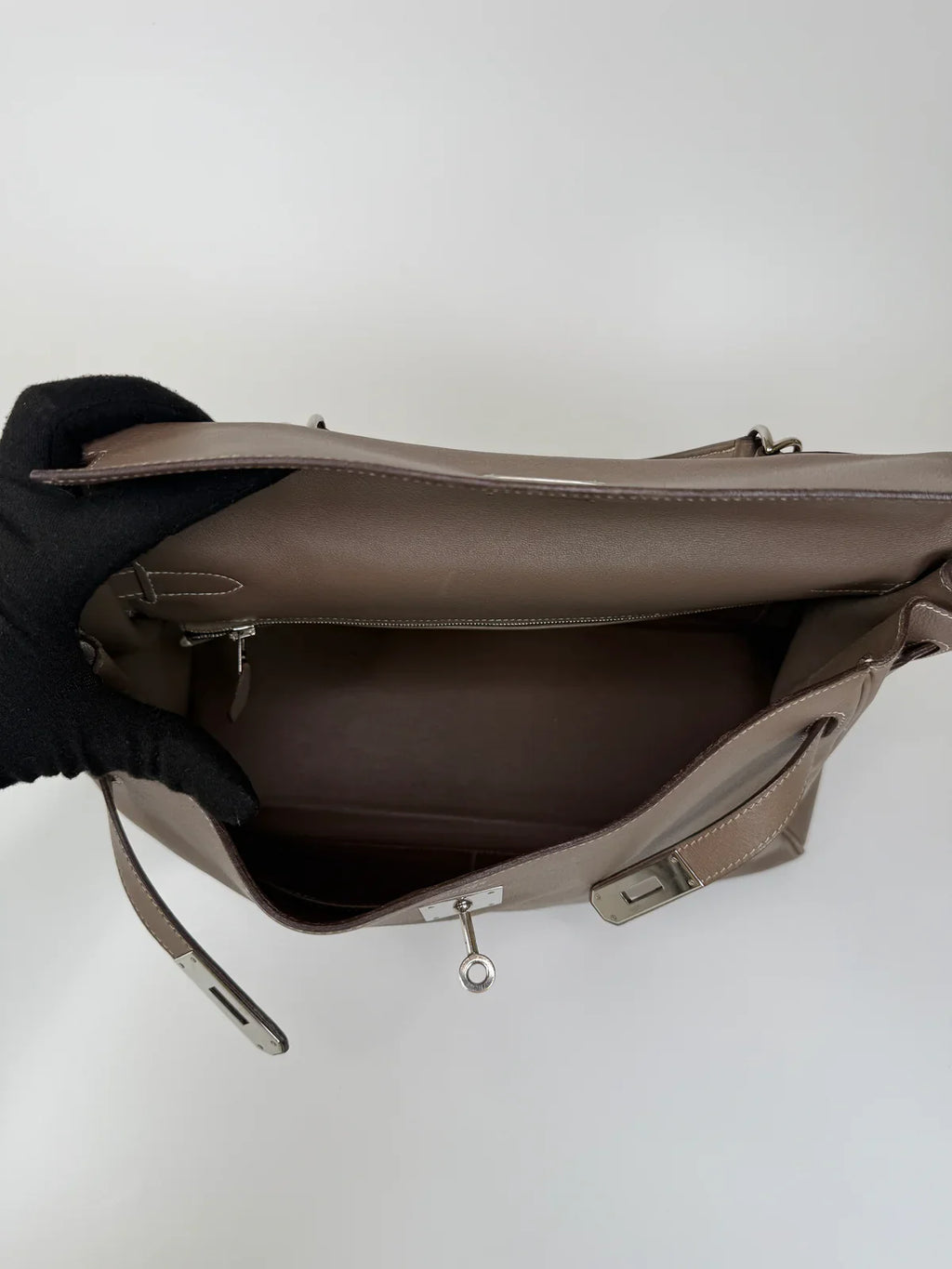 HERMÈS KELLY 32 IN ETOUPE SWIFT LEATHER WITH PALLADIUM HARDWARE