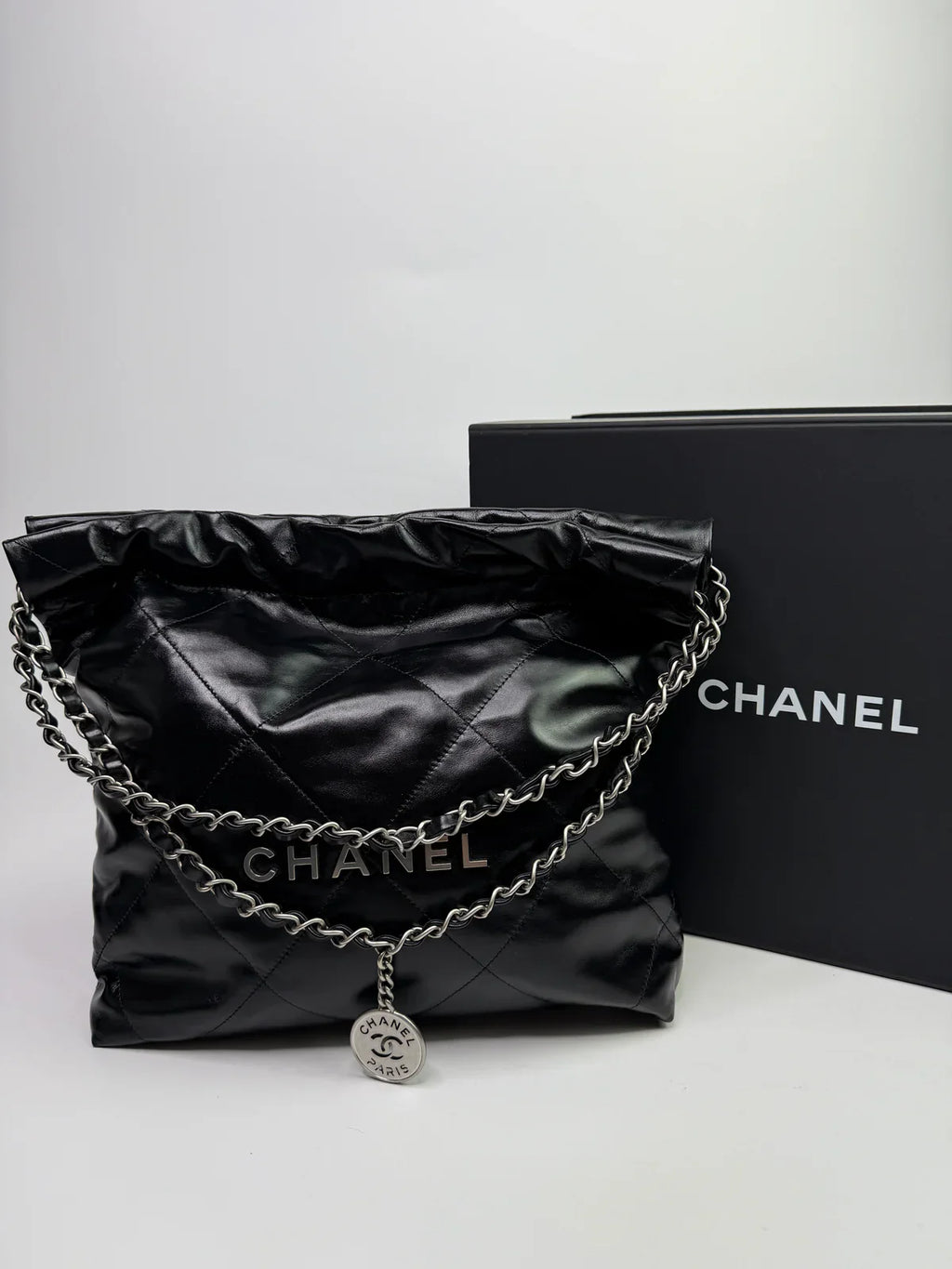 CHANEL 22 HANDBAG IN BLACK CALFSKIN LEATHER WITH SHW