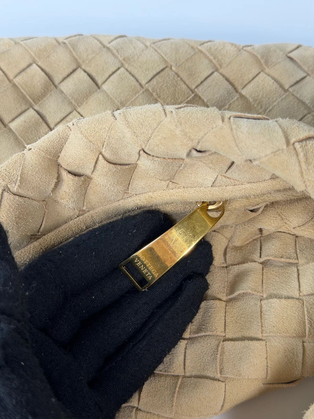 BOTTEGA VENETA LARGE KNOTTED JODIE IN BEIGE INTRECCIATO SUEDE