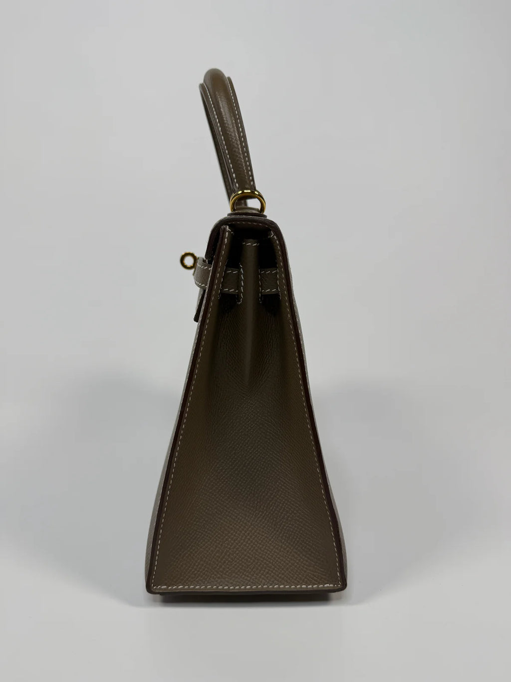 HERMÈS KELLY 25 SELLIER IN ETOUPE EPSOM LEATHER WITH GOLD HARDWARE