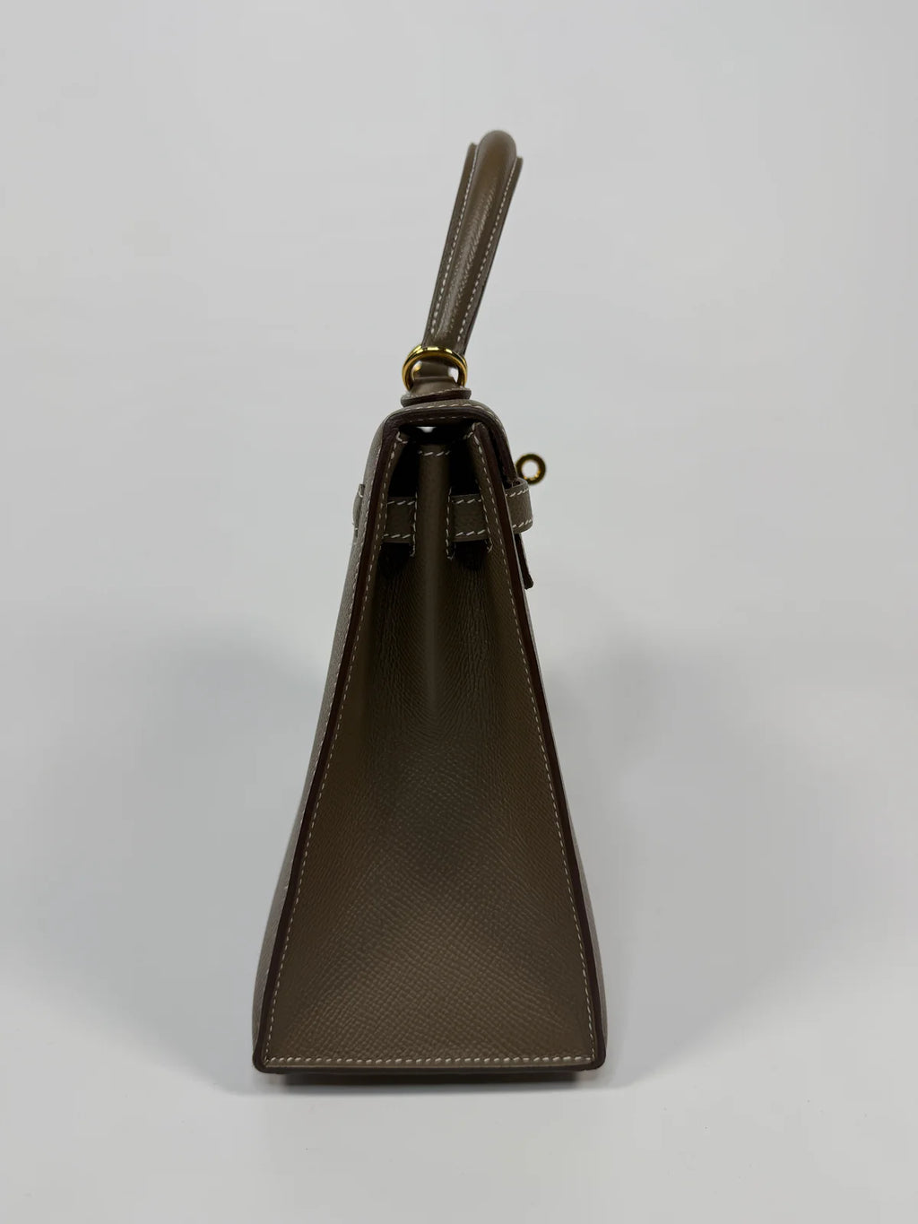 HERMÈS KELLY 25 SELLIER IN ETOUPE EPSOM LEATHER WITH GOLD HARDWARE