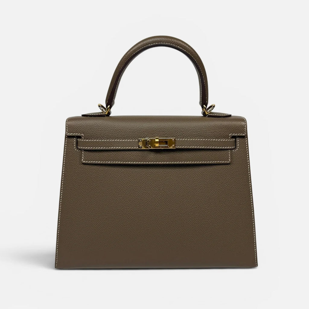 HERMÈS KELLY 25 SELLIER IN ETOUPE EPSOM LEATHER WITH GOLD HARDWARE