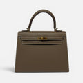 HERMÈS KELLY 25 SELLIER IN ETOUPE EPSOM LEATHER WITH GOLD HARDWARE