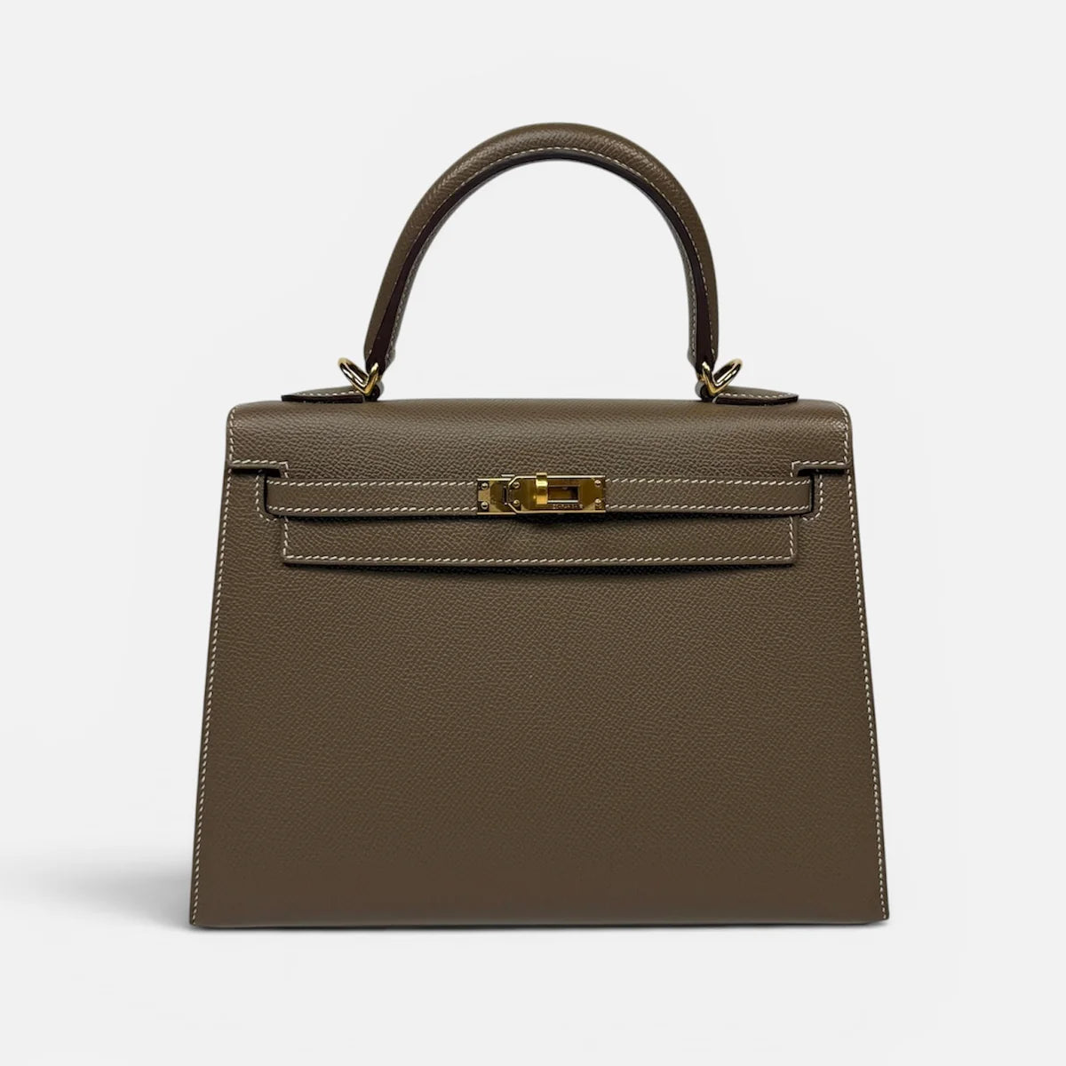 HERMÈS KELLY 25 SELLIER IN ETOUPE EPSOM LEATHER WITH GOLD HARDWARE