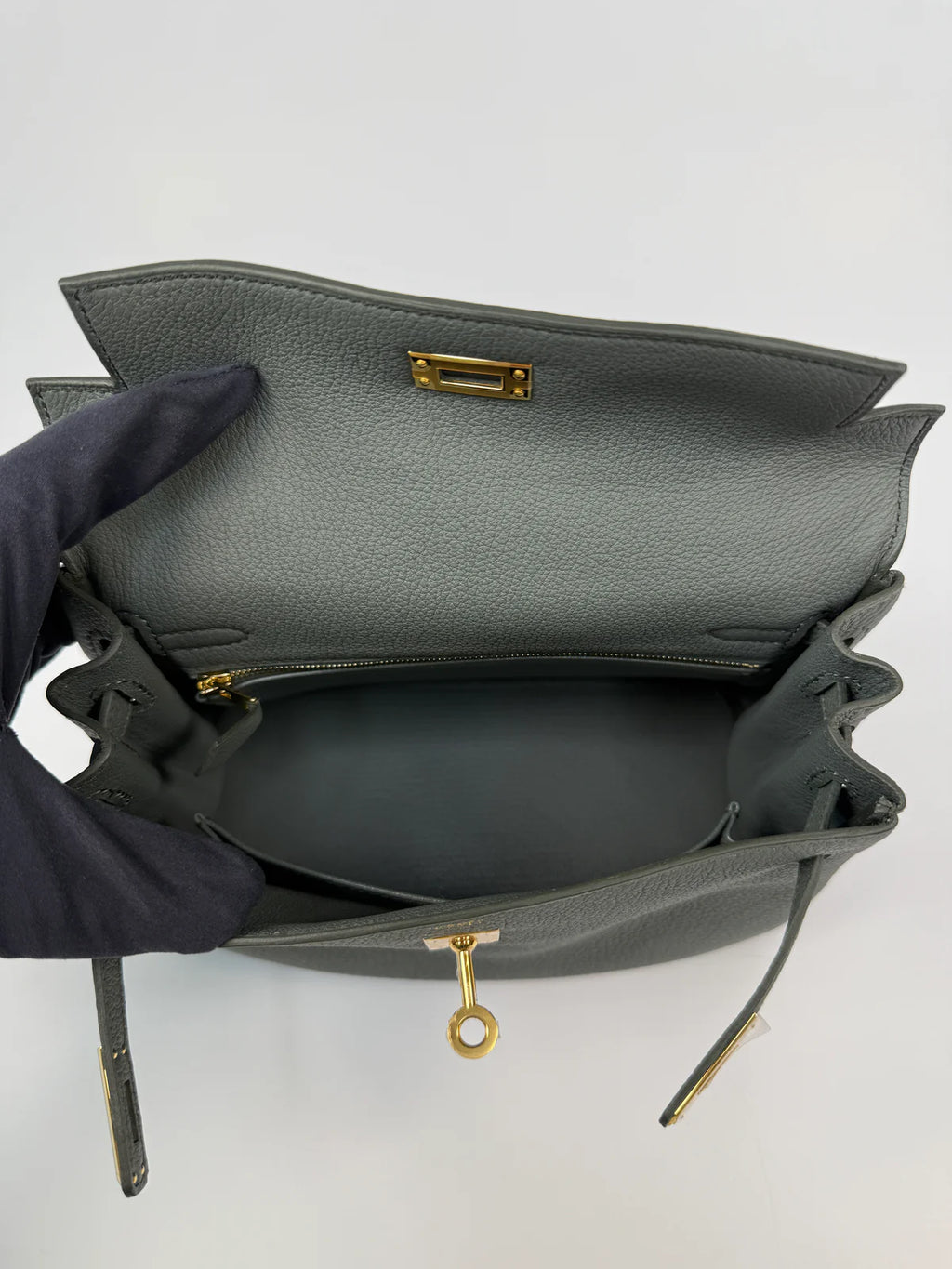HERMÈS KELLY 25 IN VERT AMANDE TOGO LEATHER WITH GOLD HARDWARE