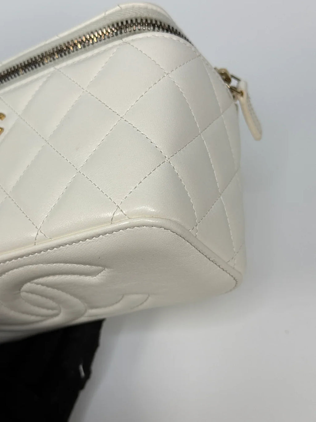 CHANEL QUILTED PEARL CRUSH MINI VANITY IN WHITE LAMBSKIN LEATHER WITH AGED GOLD HARDWARE