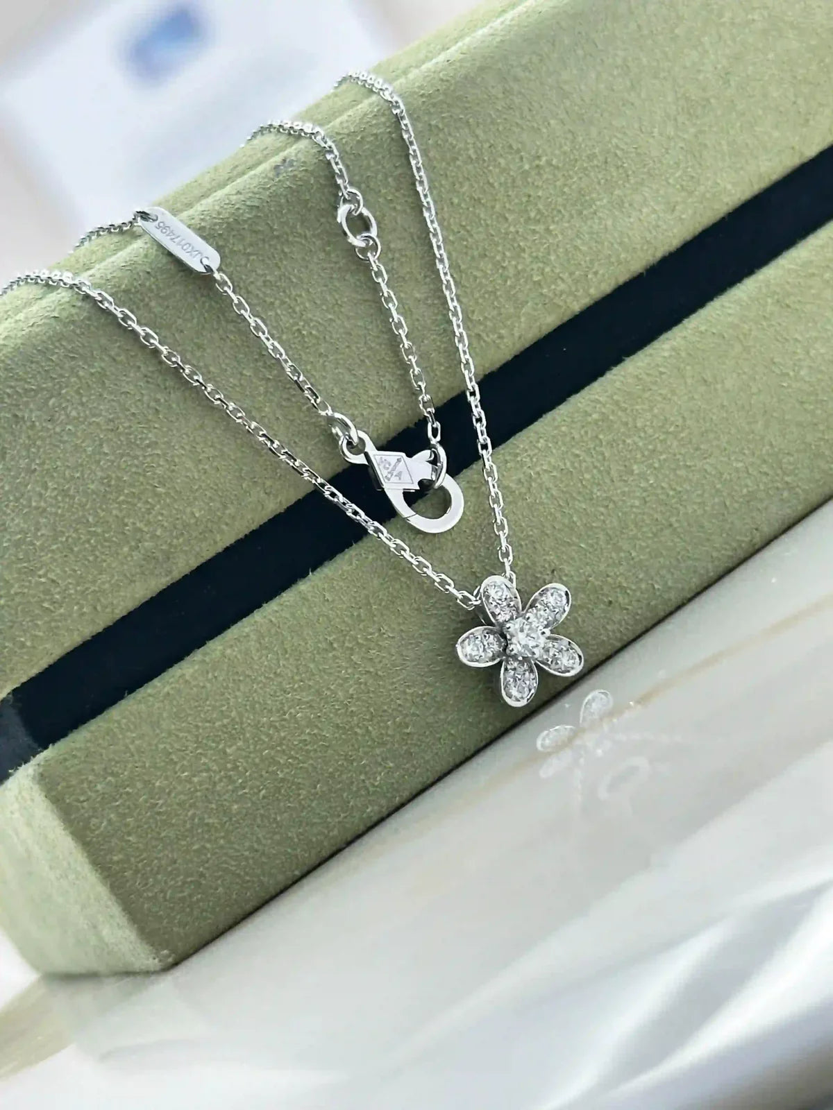 Van cleef and Arpels Socrate Pendant