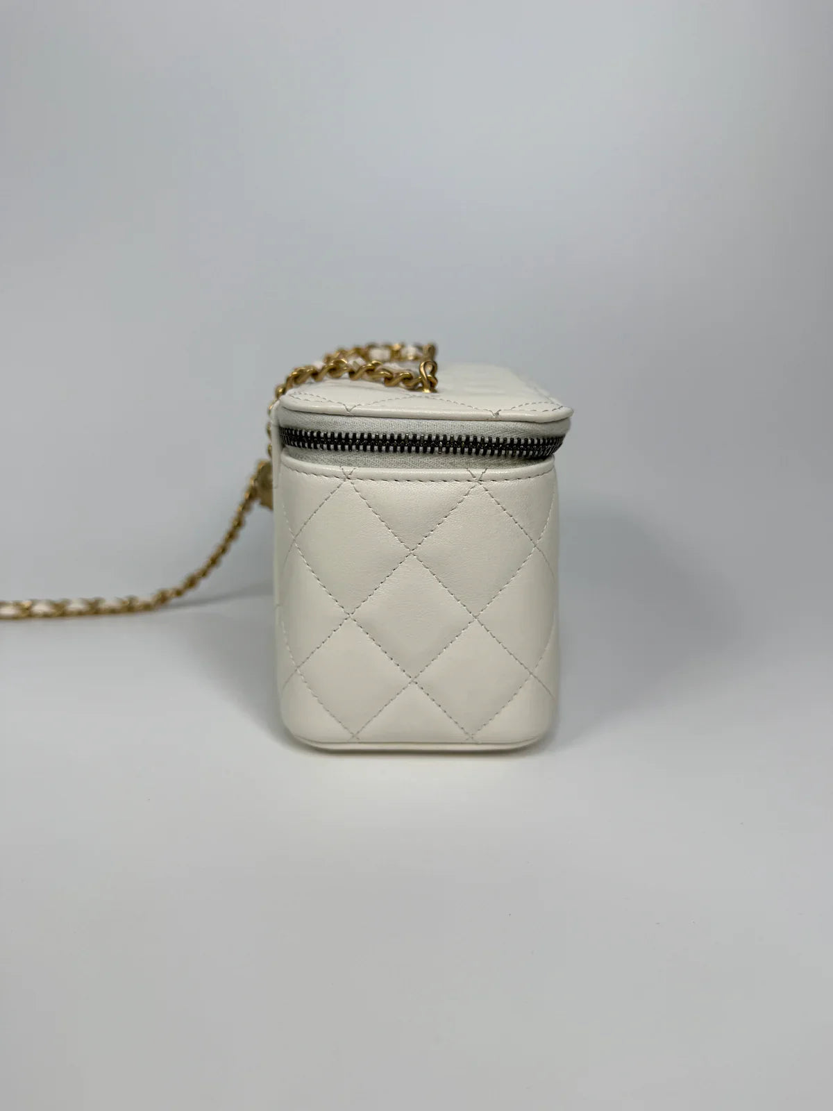 CHANEL QUILTED PEARL CRUSH MINI VANITY IN WHITE LAMBSKIN LEATHER WITH AGED GOLD HARDWARE