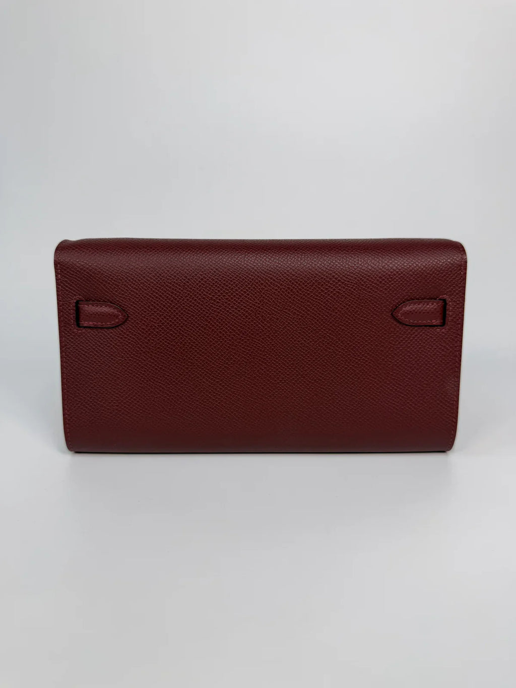 HERMÈS KELLY TO GO IN BURGUNDY EPSOM LEATHER WITH GOLD HARDWARE