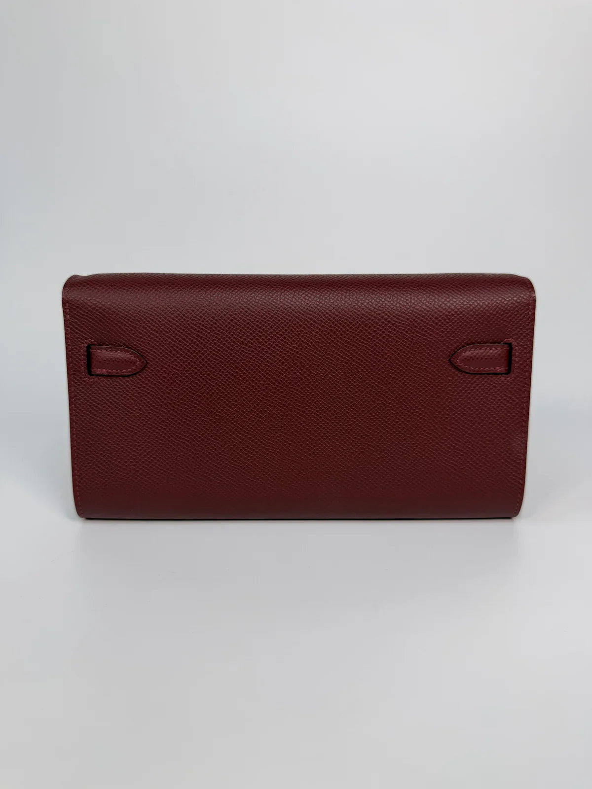 HERMÈS KELLY TO GO IN BURGUNDY EPSOM LEATHER WITH GOLD HARDWARE