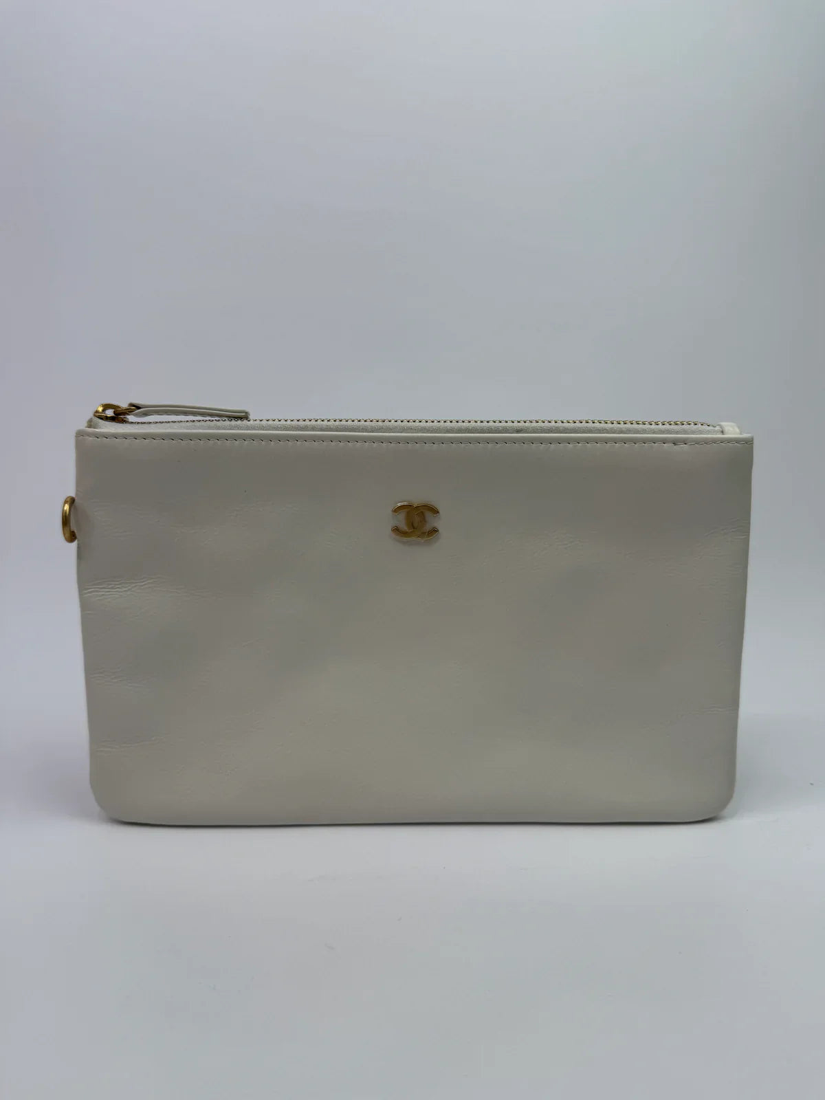 CHANEL 22 MEDIUM IN WHITE CALFSKIN LEATHER WITH GHW