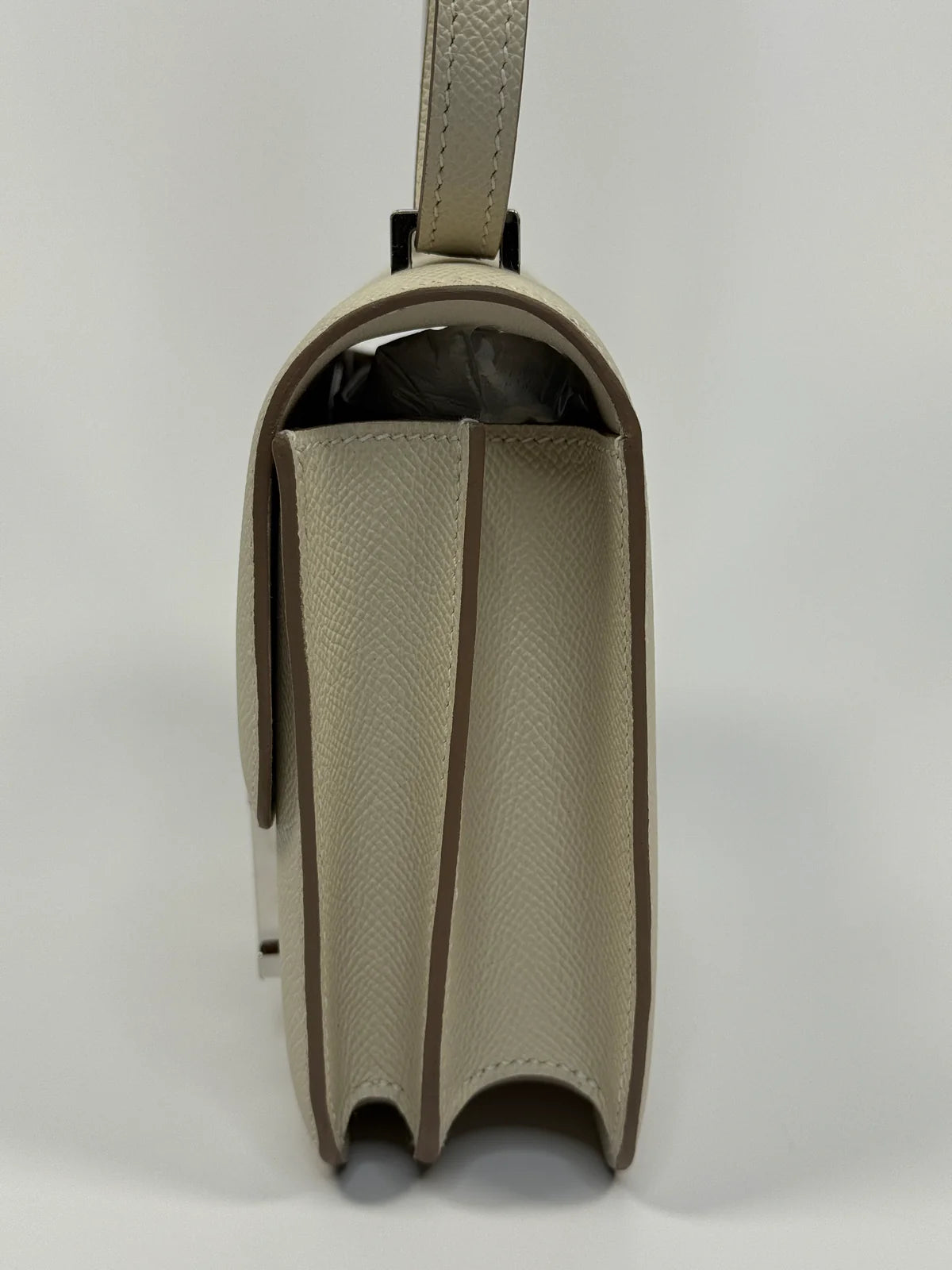 HERMÈS CONSTANCE 18 IN CRAIE EPSOM LEATHER WITH LACQUERED HARDWARE