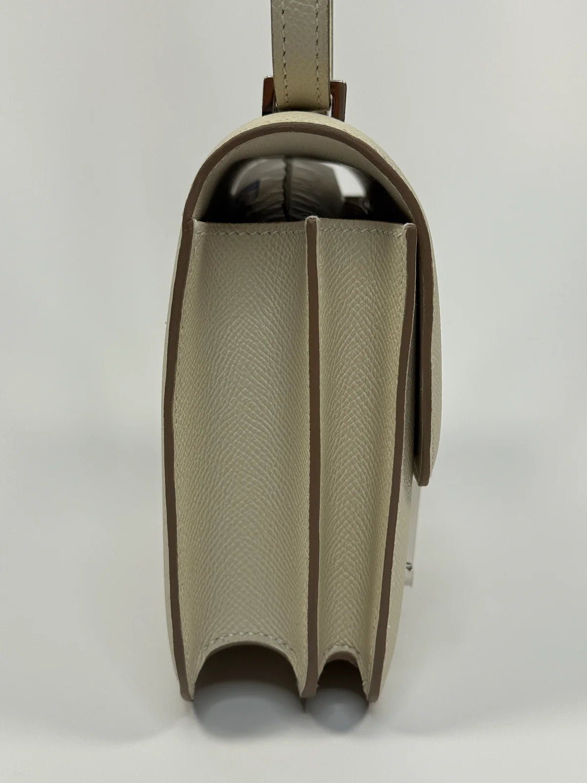 HERMÈS CONSTANCE 18 IN CRAIE EPSOM LEATHER WITH LACQUERED HARDWARE