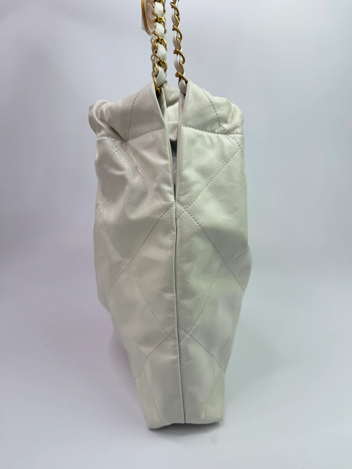 CHANEL 22 MEDIUM IN WHITE CALFSKIN LEATHER WITH GHW