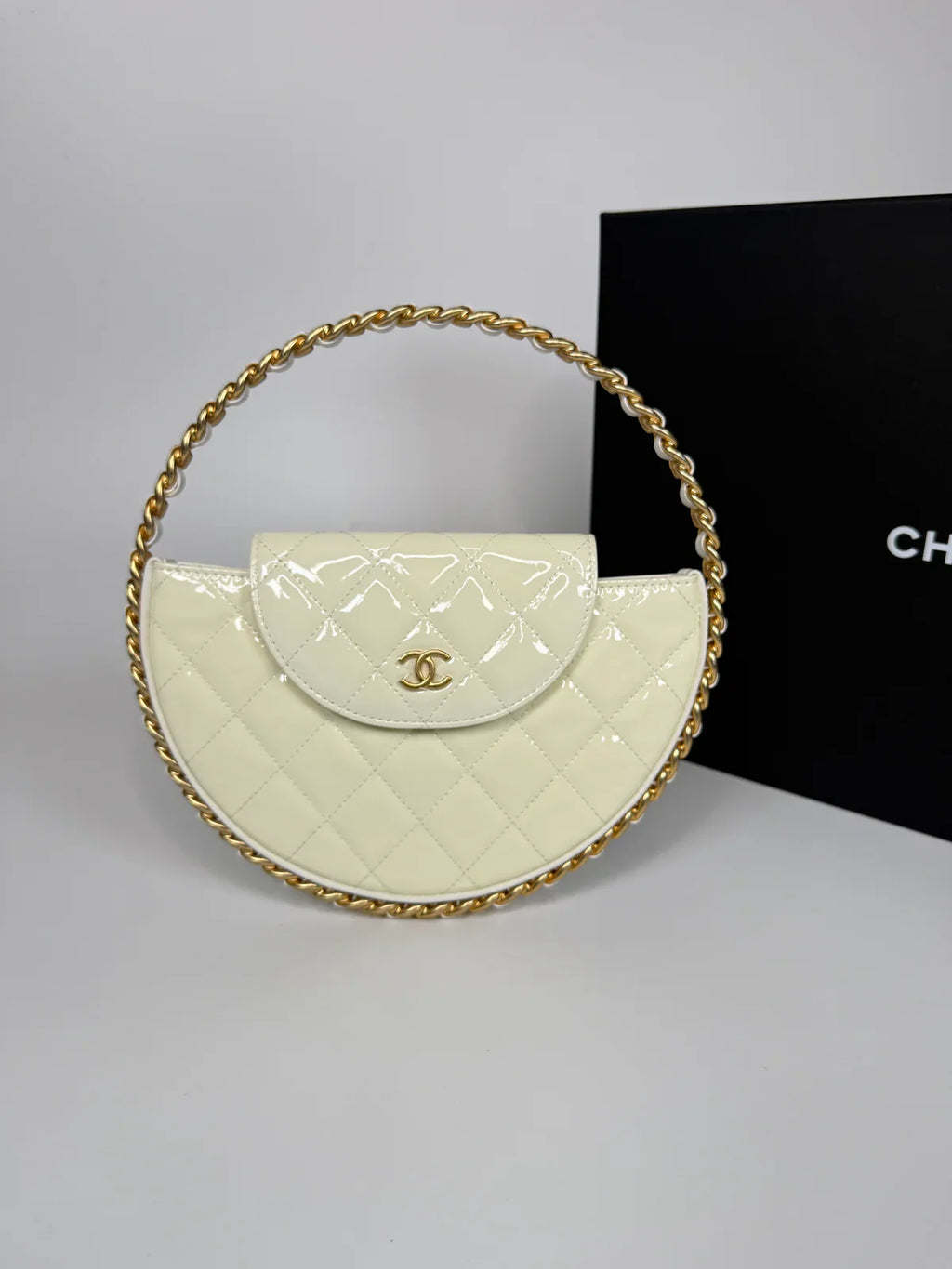 CHANEL WHITE QUILTED PATENT LEATHER CHAIN AROUND HOOP BAG