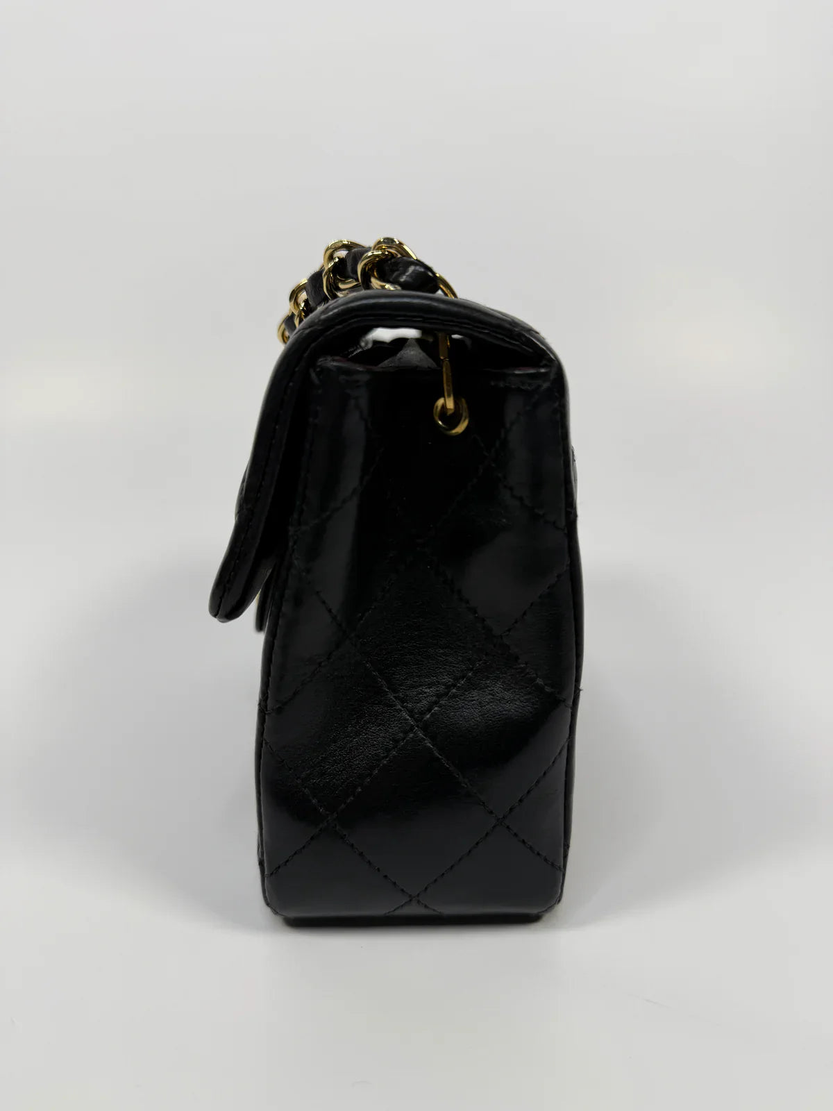 CHANEL BLACK SQUARE VINTAGE FLAP BAG IN LAMBSKIN WITH GOLD HARDWARE