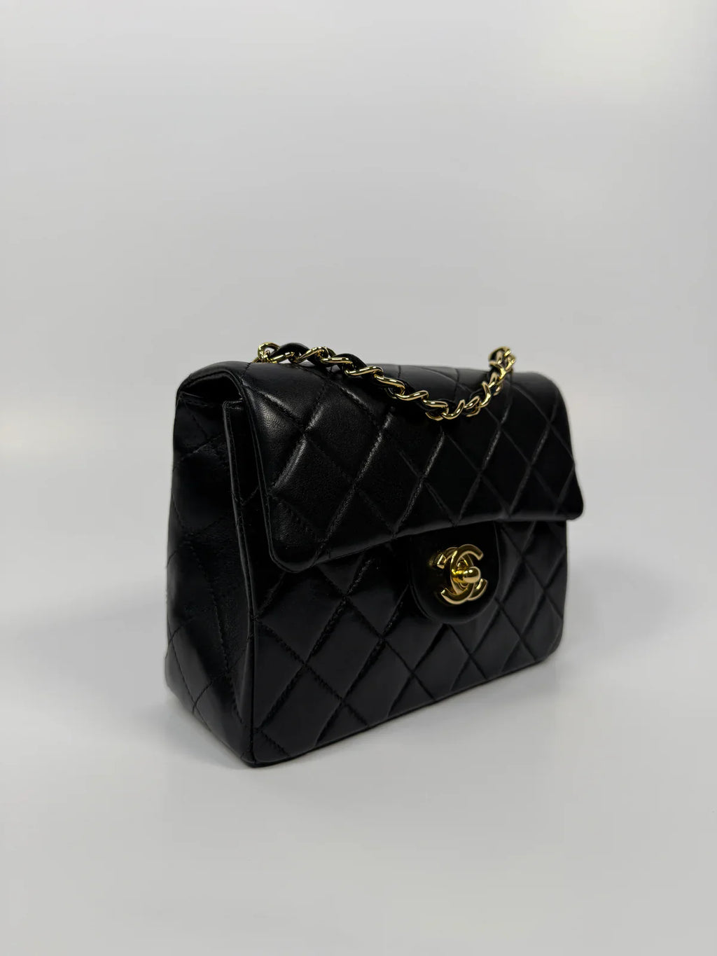 CHANEL BLACK SQUARE VINTAGE FLAP BAG IN LAMBSKIN WITH GOLD HARDWARE