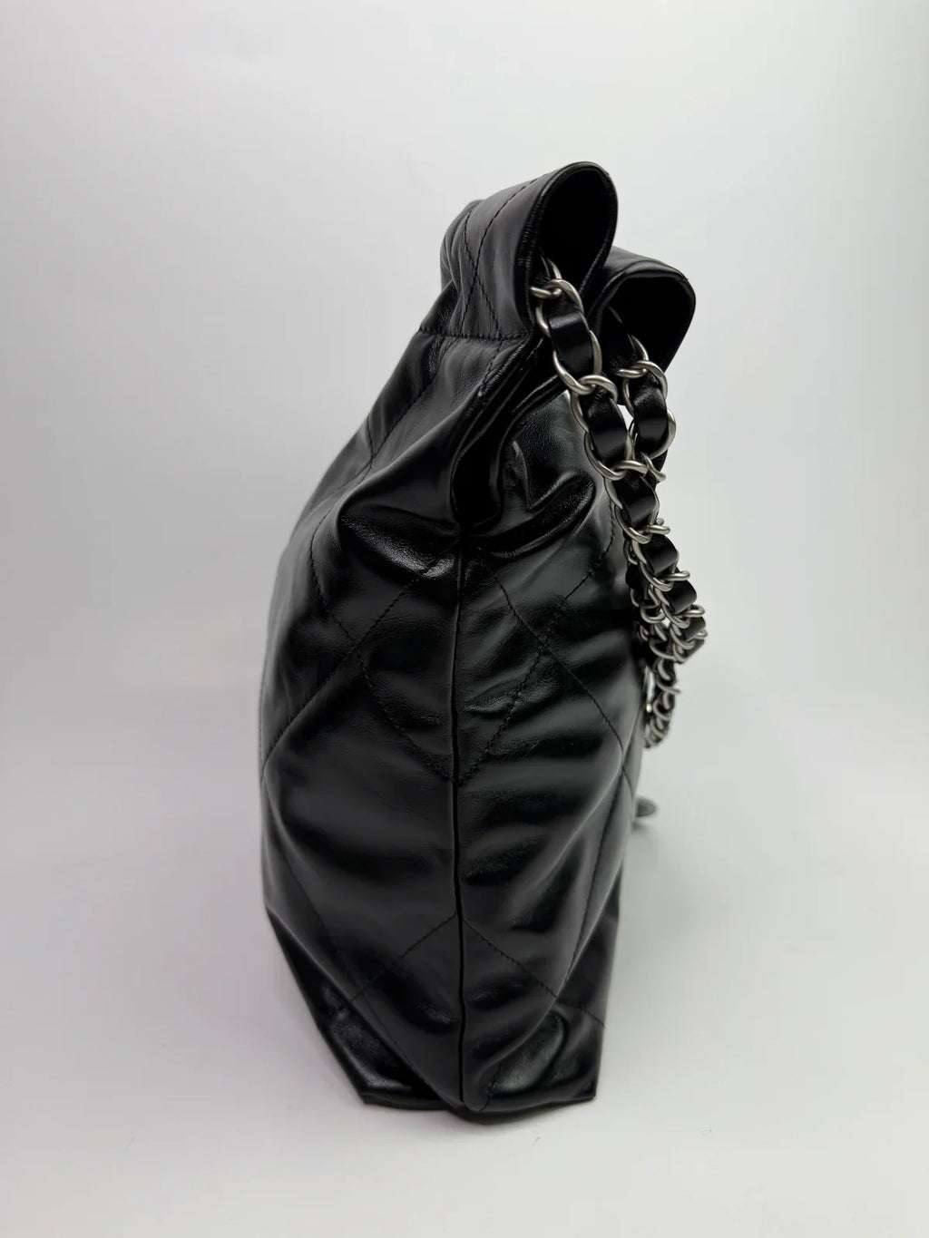 CHANEL 22 HANDBAG IN BLACK CALFSKIN LEATHER WITH SHW
