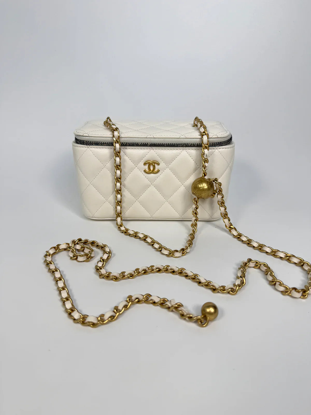 CHANEL QUILTED PEARL CRUSH MINI VANITY IN WHITE LAMBSKIN LEATHER WITH AGED GOLD HARDWARE