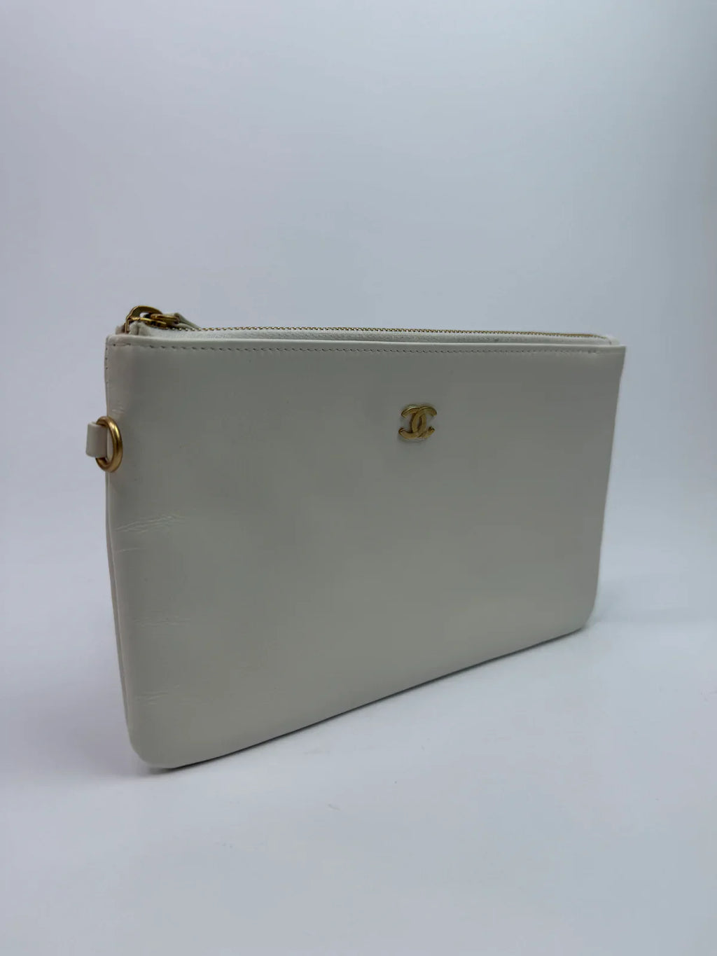 CHANEL 22 MEDIUM IN WHITE CALFSKIN LEATHER WITH GHW