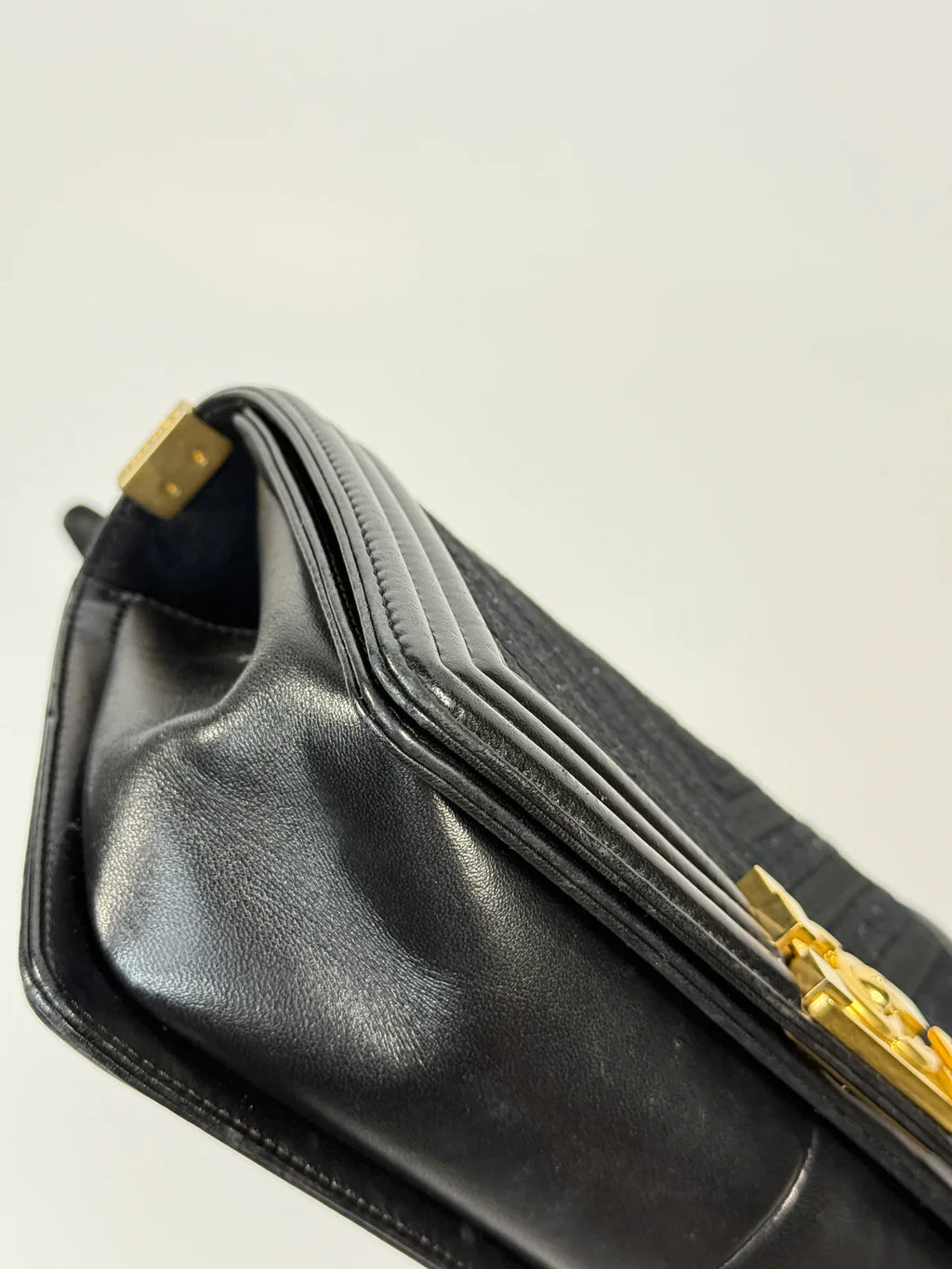 CHANEL BLACK CHEVRON FABRIC & LAMBSKIN LEATHER MEDIUM BOY BAG WITH GOLD HARDWARE