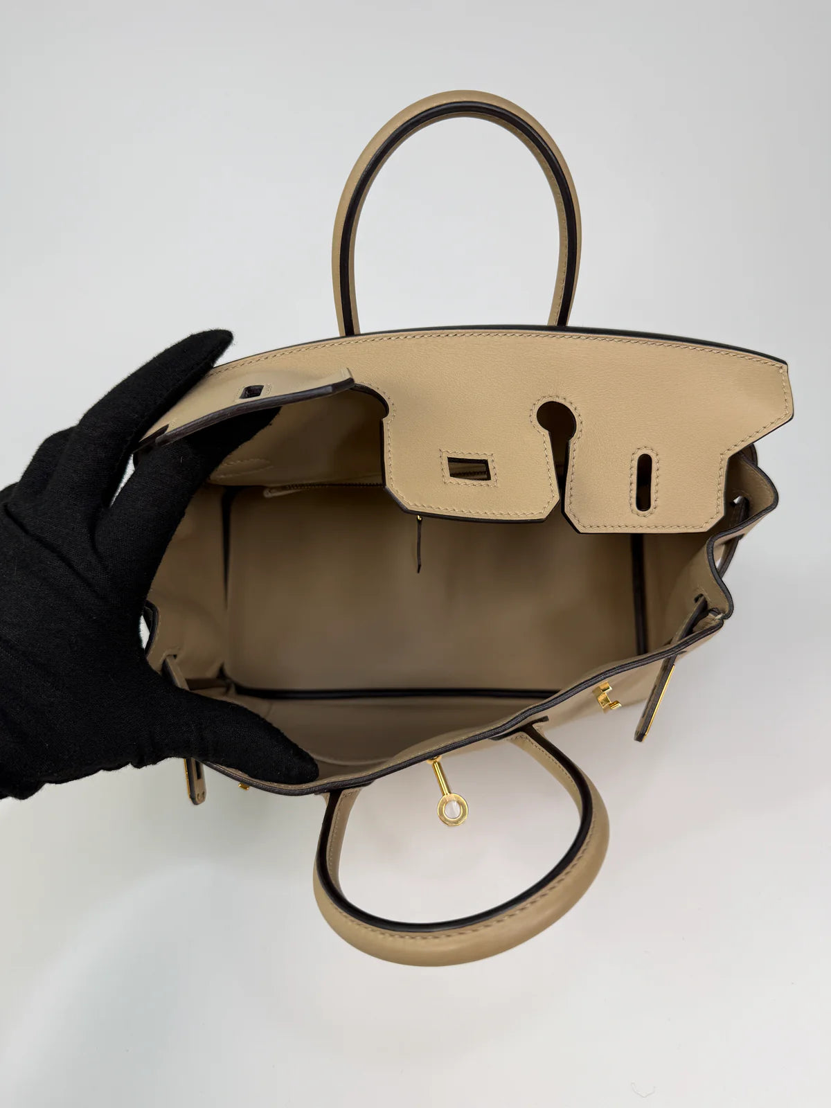 HERMÈS BIRKIN 25 IN TRENCH SWIFT LEATHER WITH GOLD HARDWARE