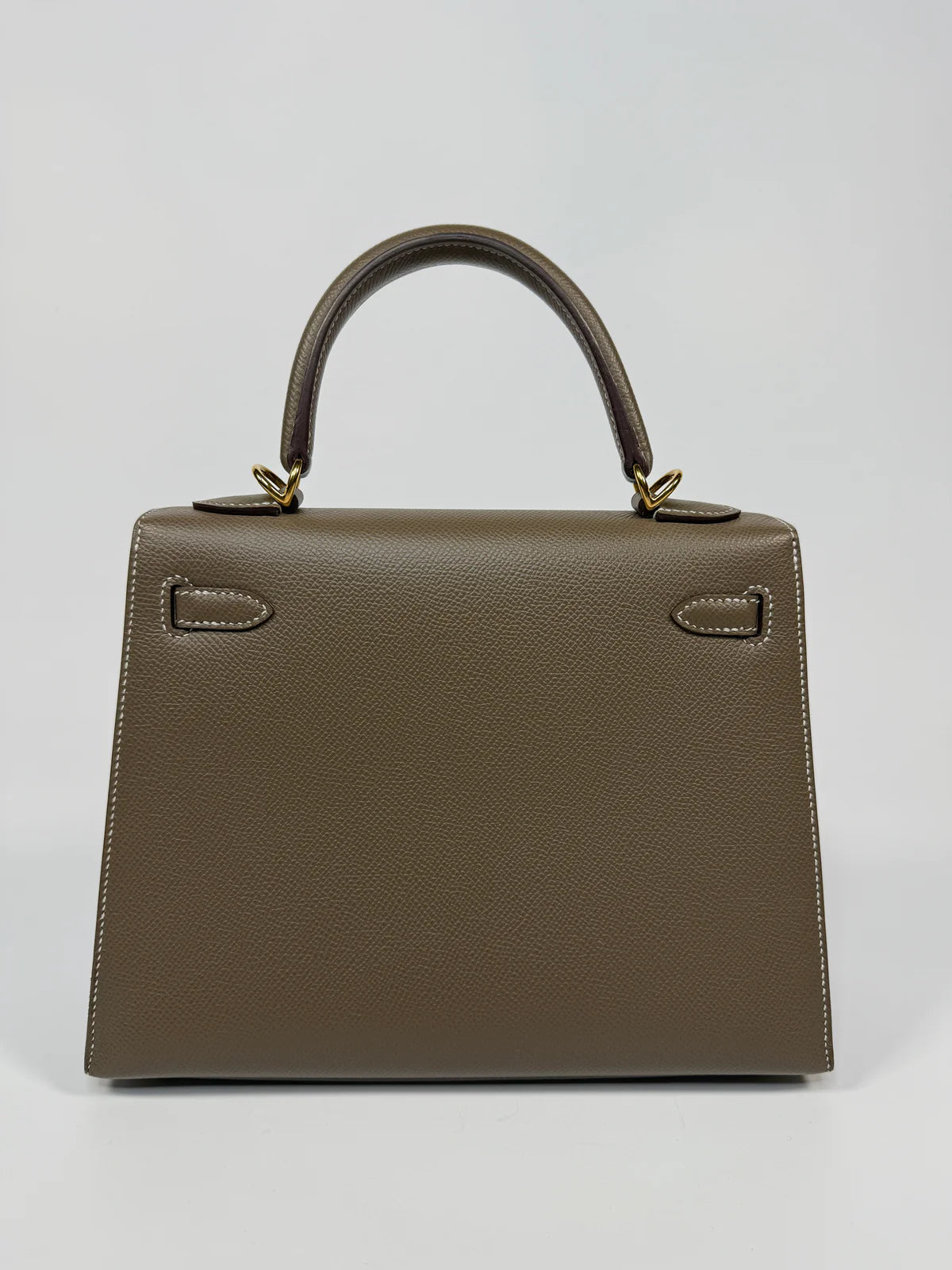 HERMÈS KELLY 25 SELLIER IN ETOUPE EPSOM LEATHER WITH GOLD HARDWARE
