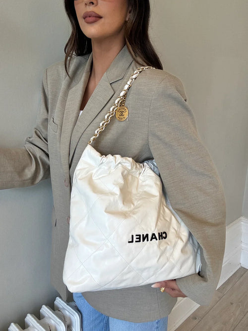 CHANEL 22 MEDIUM IN WHITE CALFSKIN LEATHER WITH GHW