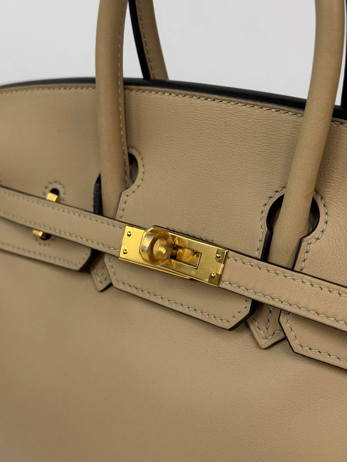 HERMÈS BIRKIN 25 IN TRENCH SWIFT LEATHER WITH GOLD HARDWARE