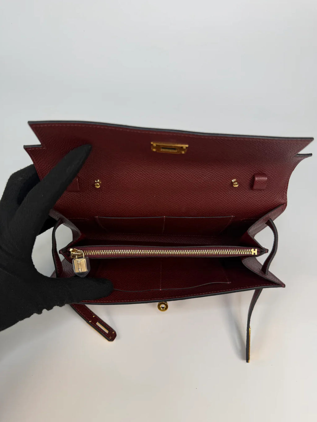 HERMÈS KELLY TO GO IN BURGUNDY EPSOM LEATHER WITH GOLD HARDWARE