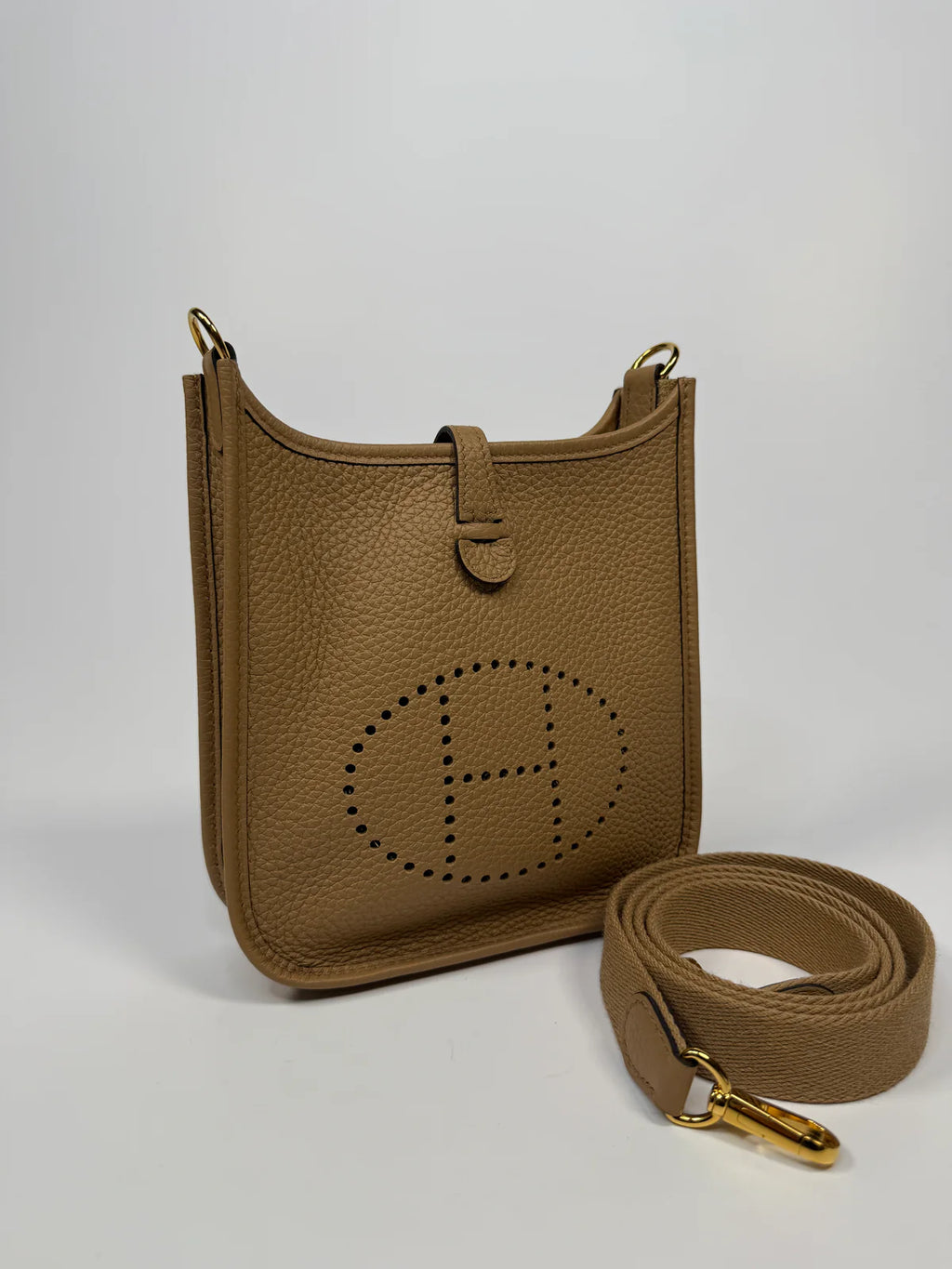 HERMÈS EVELYNE TPM IN CHAI CLEMENCE LEATHER WITH GOLD HARDWARE