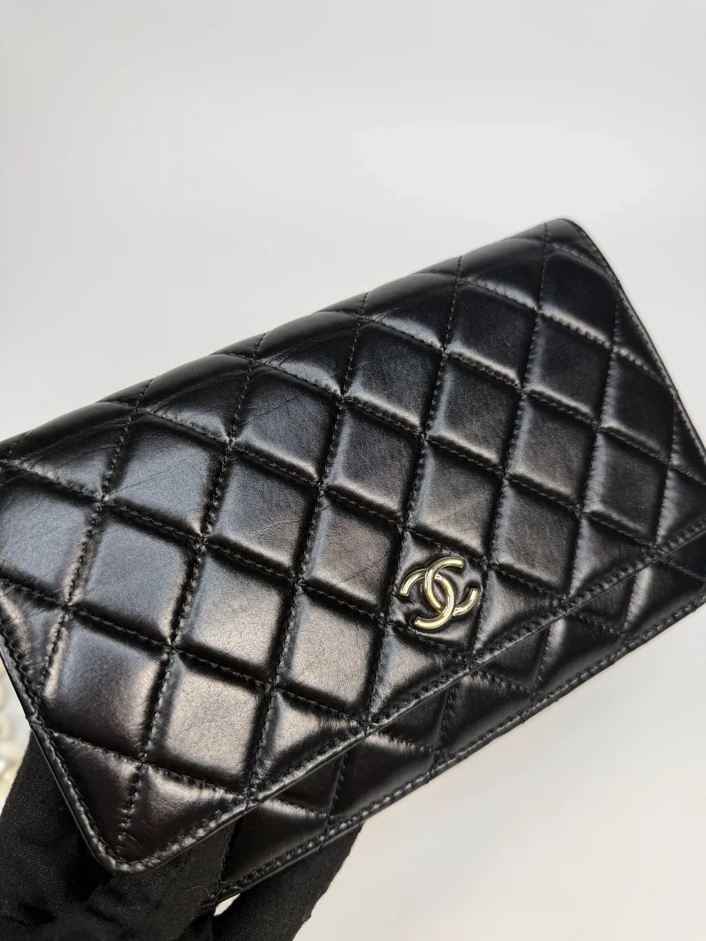 CHANEL PEARL WALLET ON CHAIN IN BLACK LAMBSKIN LEATHER WITH PALE GOLD HARDWARE